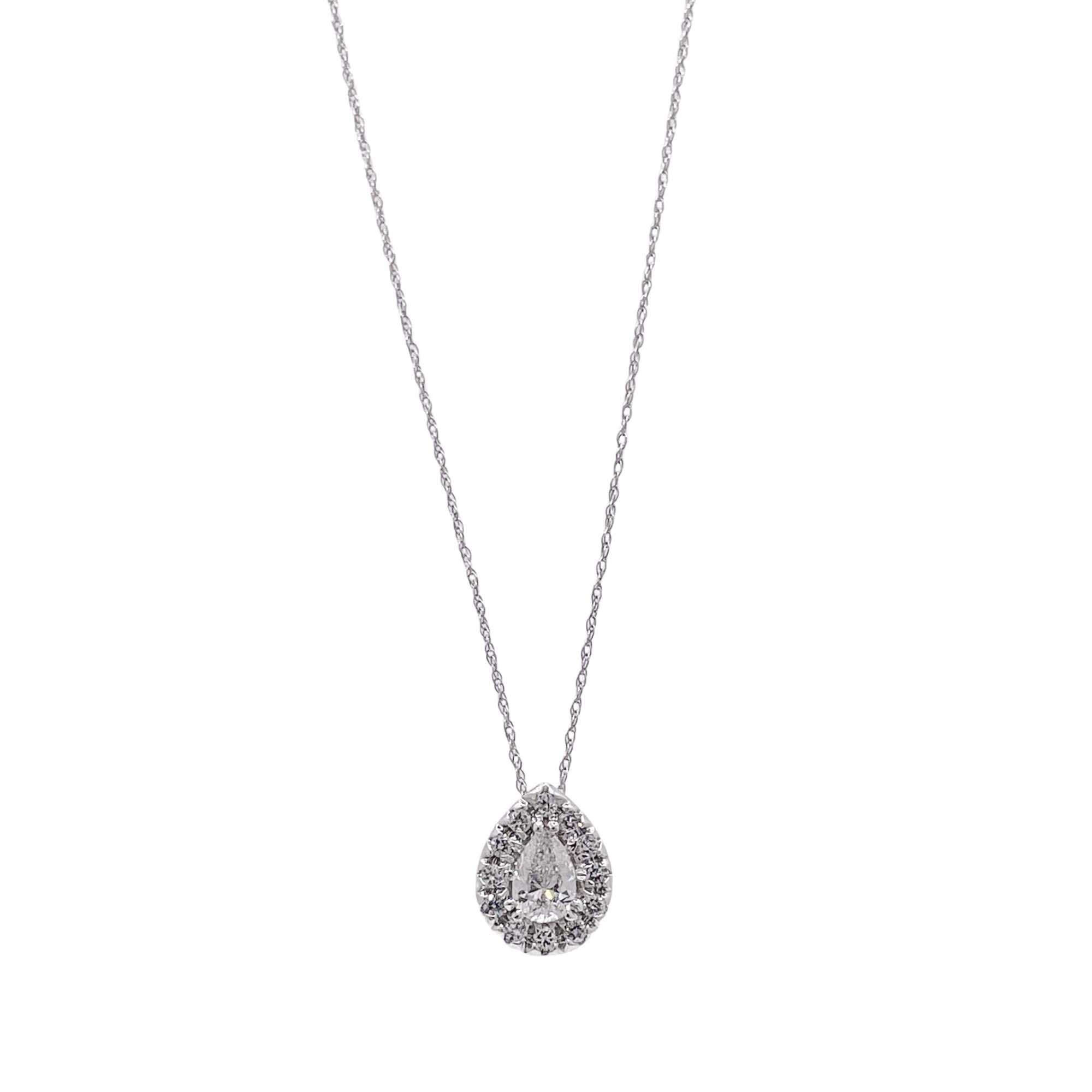 Jay Federing, collana con ciondolo a forma di pera e diamante a raggiera in oro bianco 14 carati

Con diamante centrale a forma di pera da 0,70 carati e diamanti tondi brillanti da 0,12 carati a raggiera.

Le misure del ciondolo sono 12,05-9,67 mm;