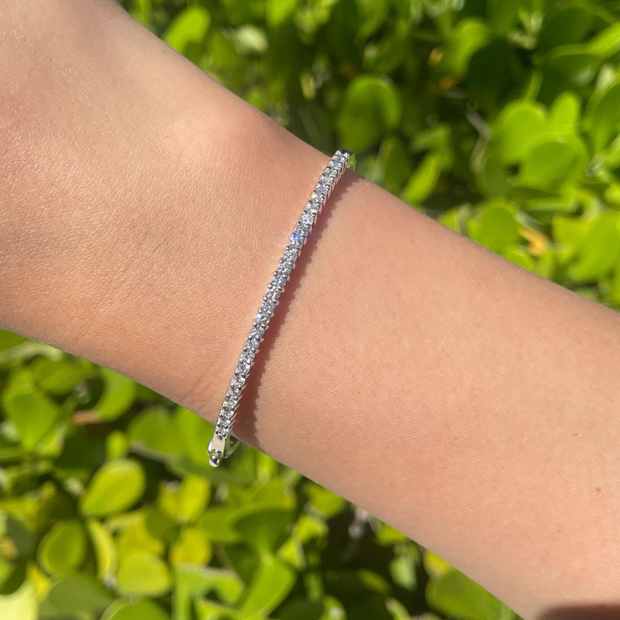 Jay Feder Bracelet jonc en or blanc 14 carats avec diamants ronds

Serti de 27 petits diamants ronds de taille brillant ; poids total en carats : 1,05 ct.

Le bracelet a un diamètre de 2,5 pouces et une largeur de 3,11 mm. Le poids total est de