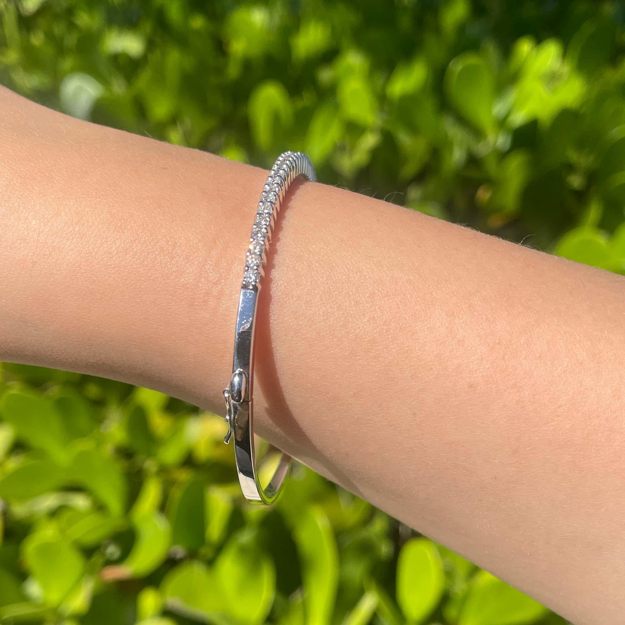 Taille ronde Jay Feder Bracelet jonc en or blanc 14 carats avec diamants ronds en vente