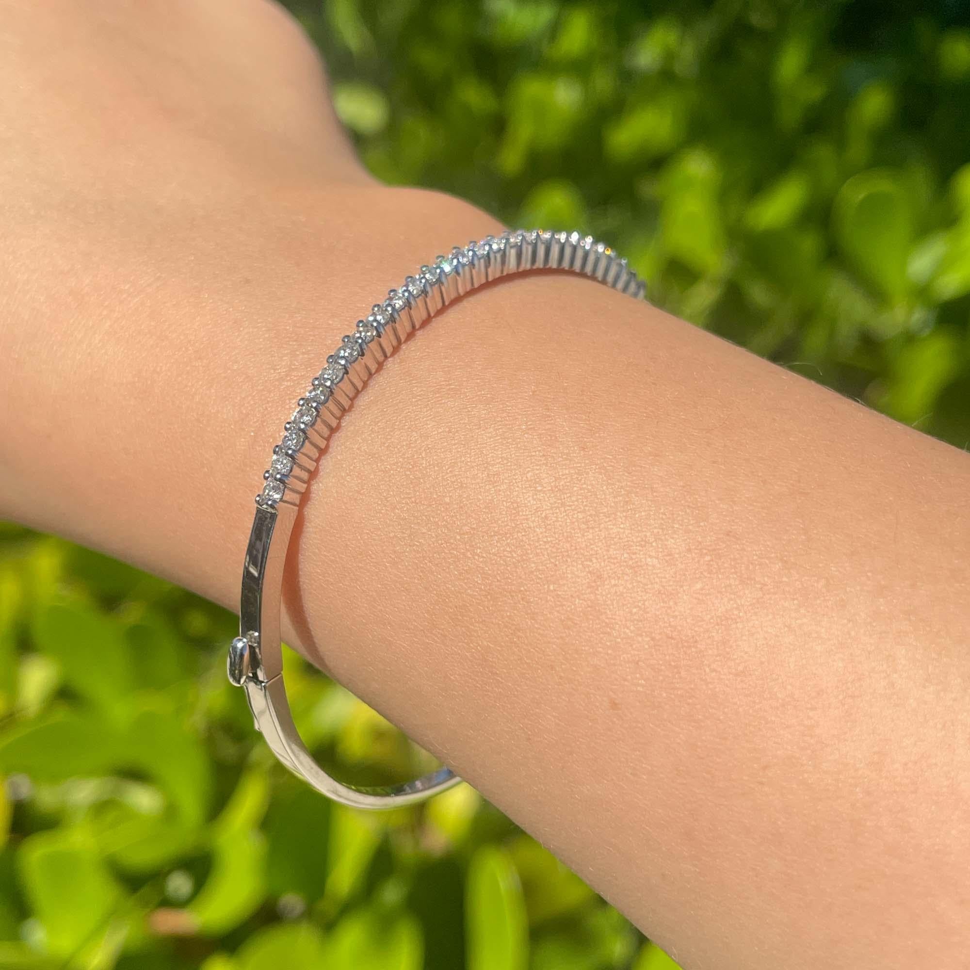 Jay Feder Bracelet jonc en or blanc 14 carats avec diamants ronds Bon état - En vente à Boca Raton, FL