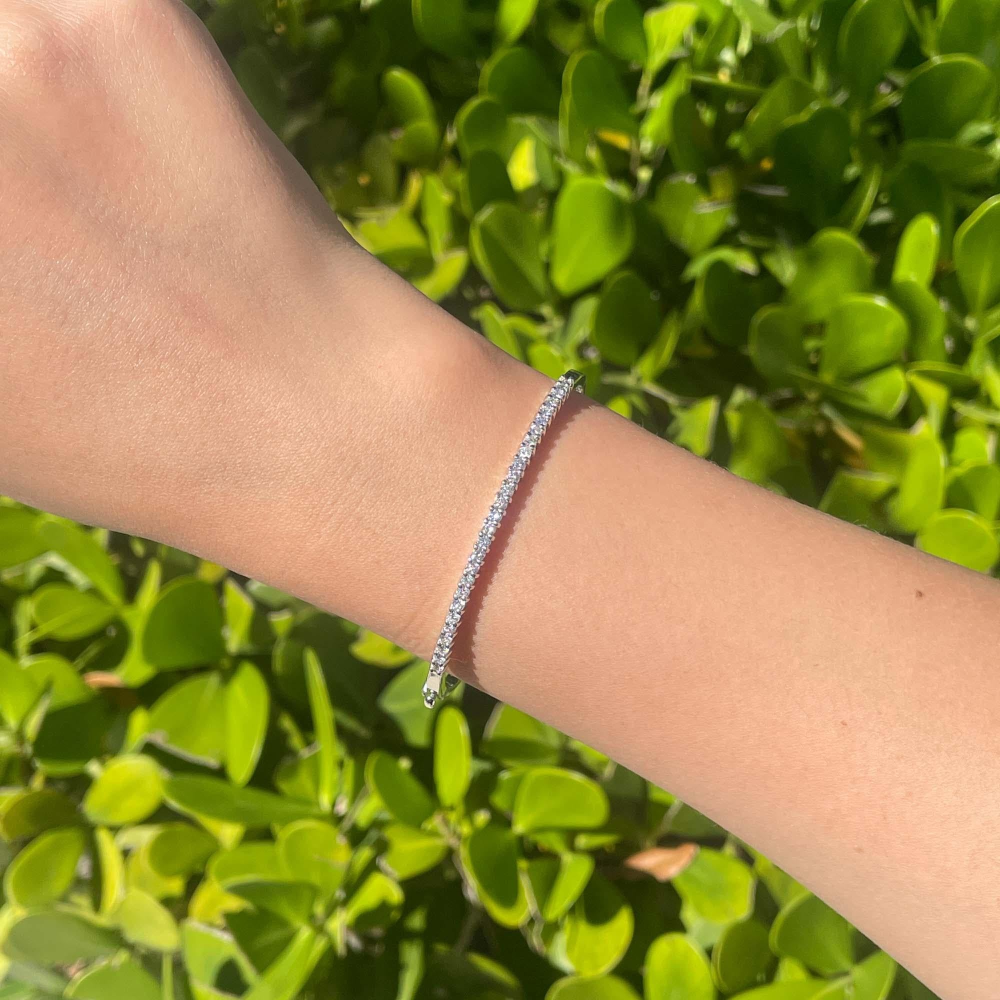 Jay Feder Bracelet jonc en or blanc 14 carats avec diamants ronds en vente 1