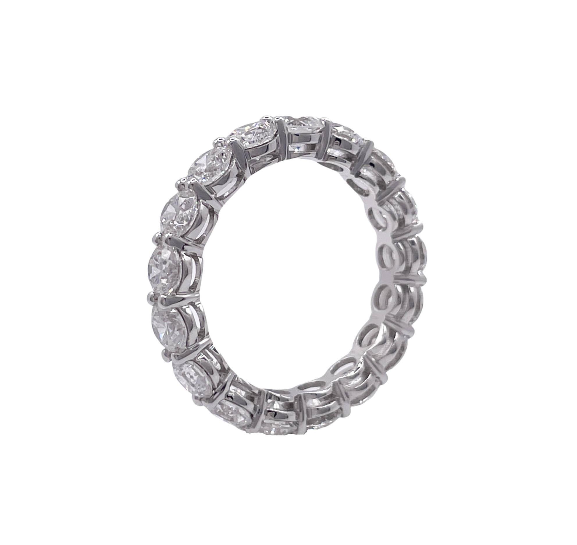 Jay Feder 14k White Gold Round Diamond Eternity Band Ring In Good Condition For Sale In Boca Raton, FL