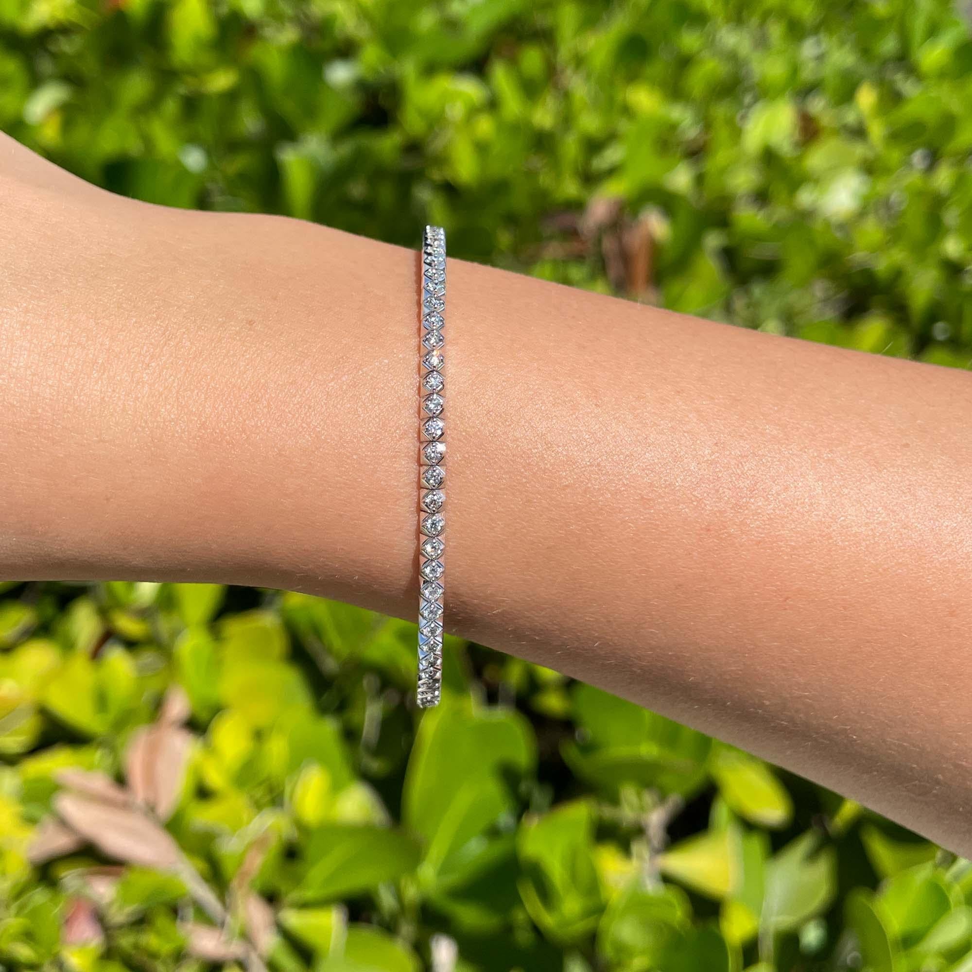 Jay Feder Pulsera Flex de Tenis con Diamantes Redondos en Oro Blanco de 14k

Engastado con 65 pequeños diamantes brillantes redondos; el peso total en quilates es de 1,01 quilates.

El brazalete mide 2,25 pulgadas de diámetro y 2,90 mm de ancho. El
