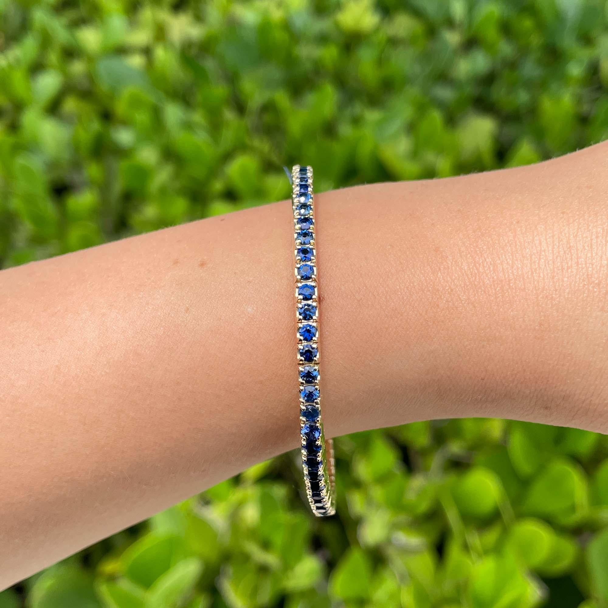 Round Cut Jay Feder 14k Yellow Gold Blue Sapphire Stretch Tennis Bangle Bracelet For Sale