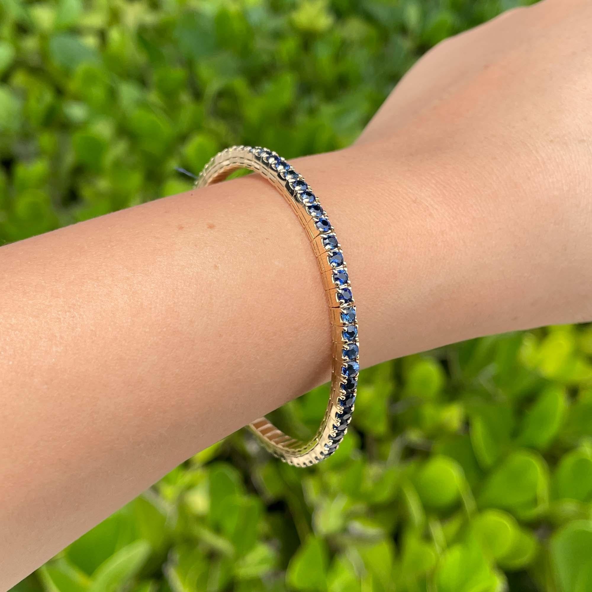 Jay Feder 14k Yellow Gold Blue Sapphire Stretch Tennis Bangle Bracelet In Good Condition For Sale In Boca Raton, FL