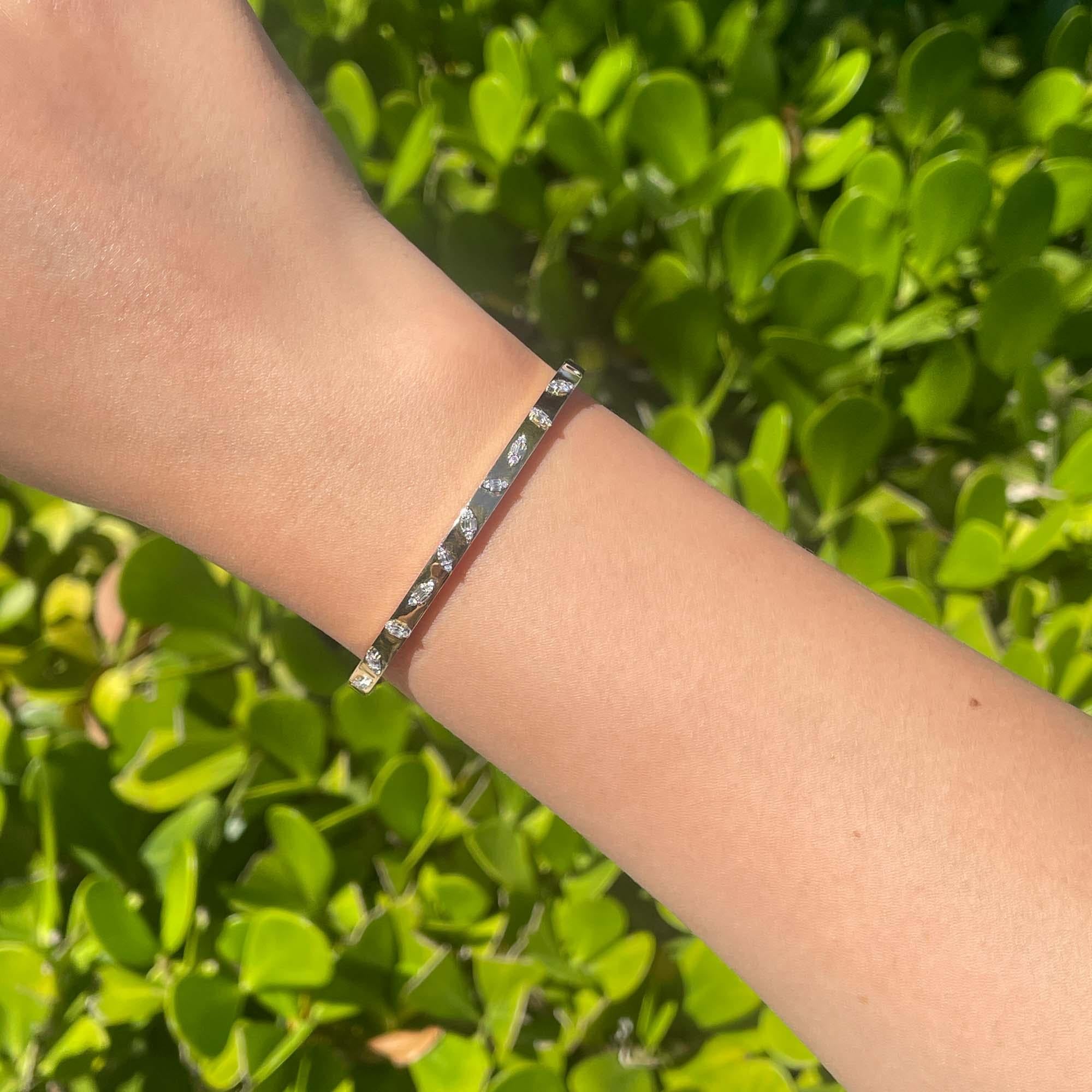 Jay Feder Bracelet jonc en or jaune 14 carats avec diamants Bon état - En vente à Boca Raton, FL