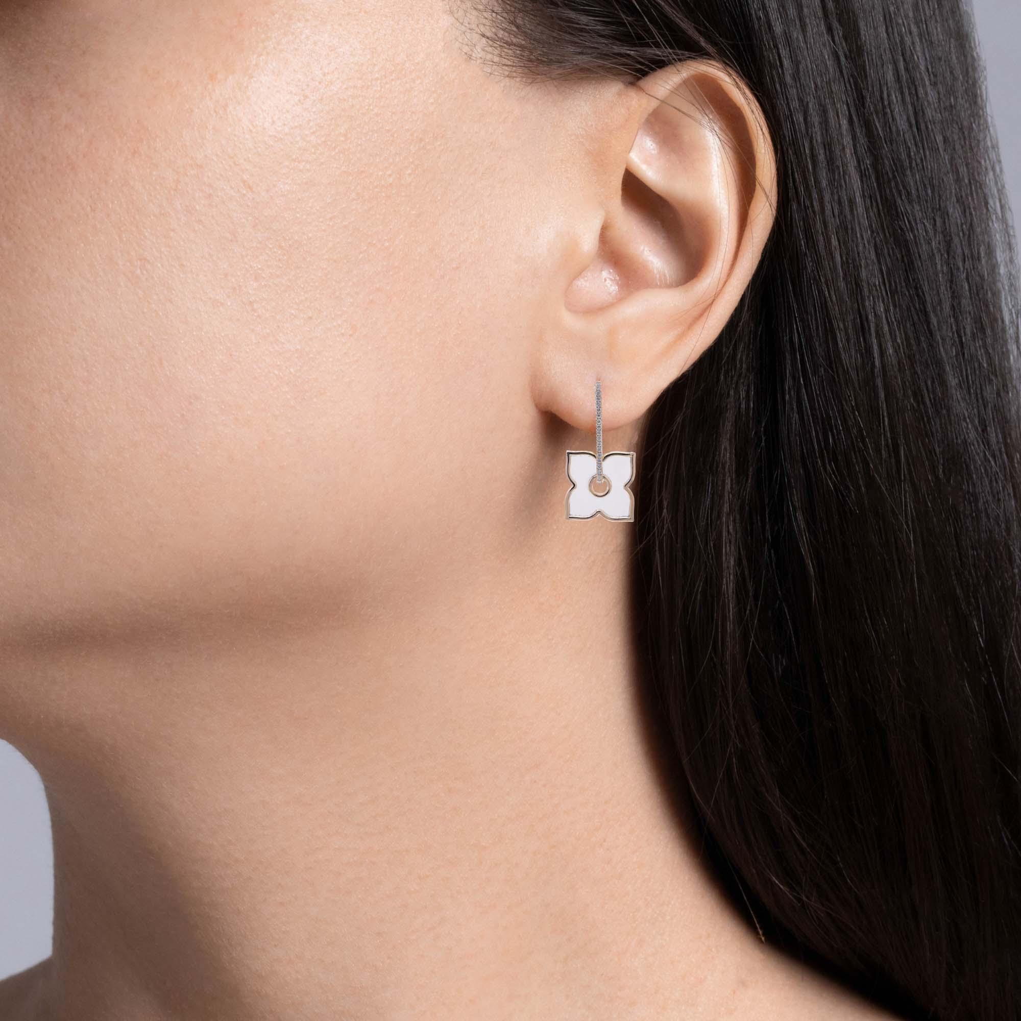 Jay Feder 14k Yellow Gold Diamond Clear Flower Hanging Drop Earrings

Set with small round brilliant diamonds; total carat weight is 0.28ct.

The earrings are 1.5 inches long; the rotating flower measurements are 24x24mm. Total weight is 8.3