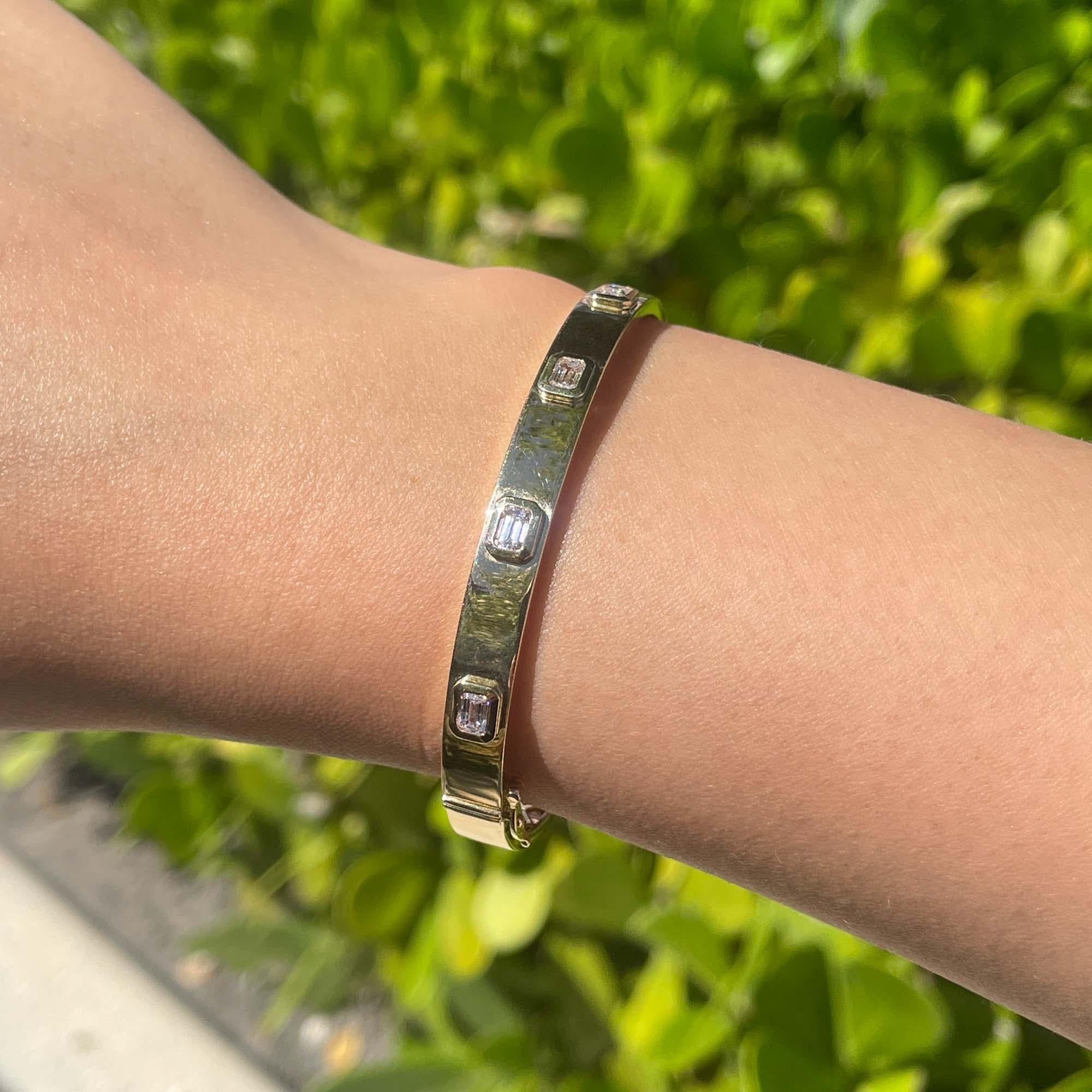 Jay Feder Bracelet jonc en or jaune 14 carats avec diamants taille émeraude

Serti de 5 diamants de taille émeraude ; poids total de 1,16 ct. 

Le bracelet a un diamètre de 2,5 pouces et une largeur de 15,81 mm. Le poids total est de 12,8 grammes.