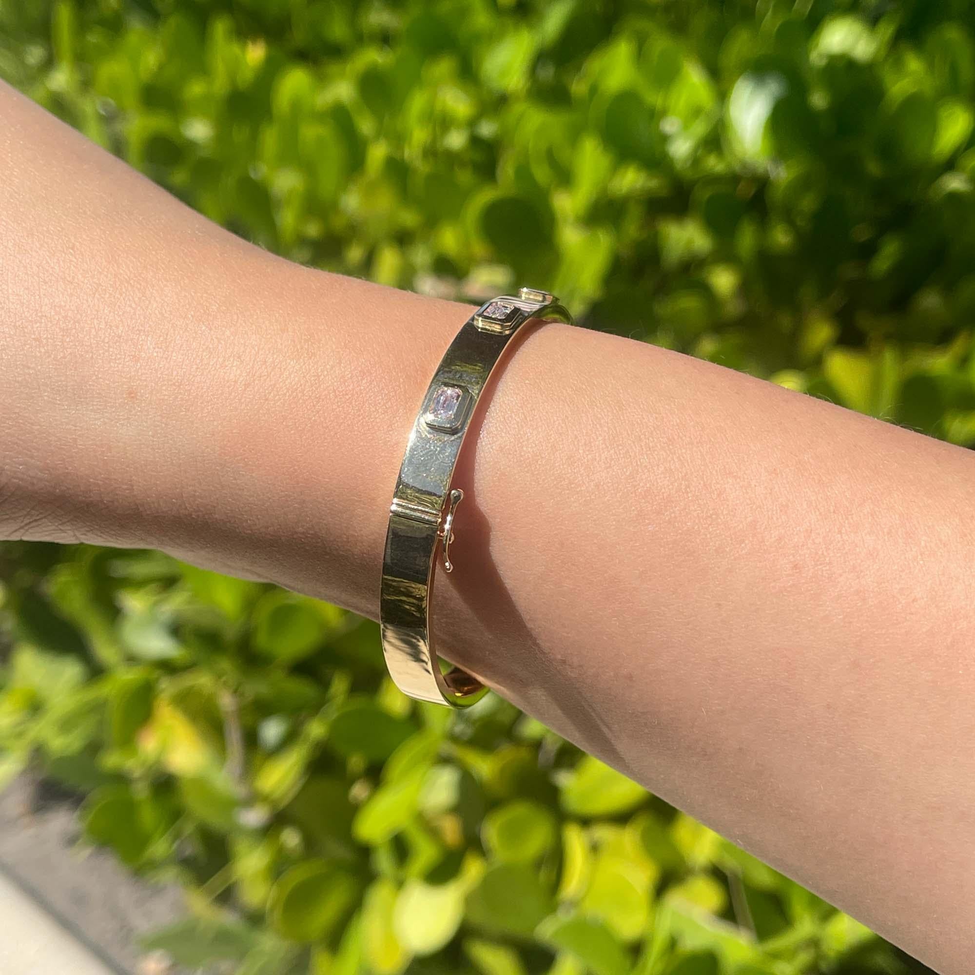 Taille émeraude Jay Feder Bracelet jonc en or jaune 14 carats avec diamants taille émeraude en vente