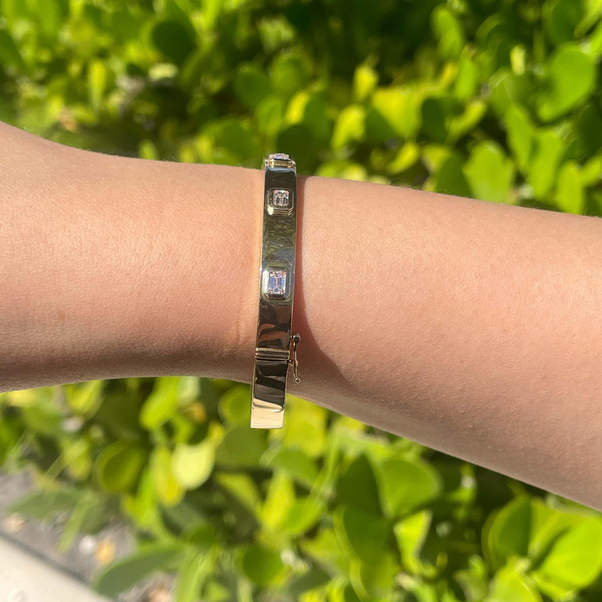 Jay Feder Bracelet jonc en or jaune 14 carats avec diamants taille émeraude Bon état - En vente à Boca Raton, FL
