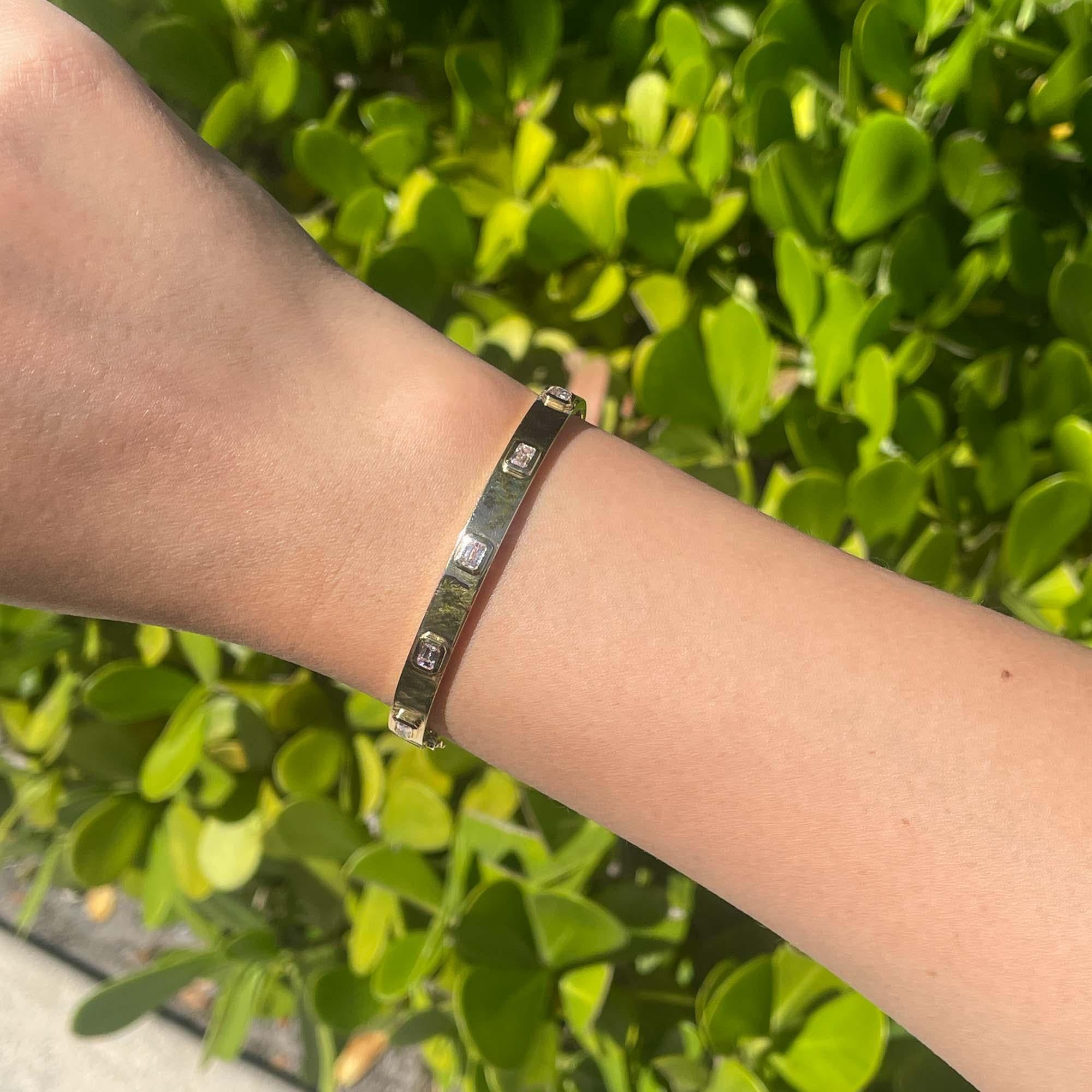 Jay Feder Bracelet jonc en or jaune 14 carats avec diamants taille émeraude Unisexe en vente