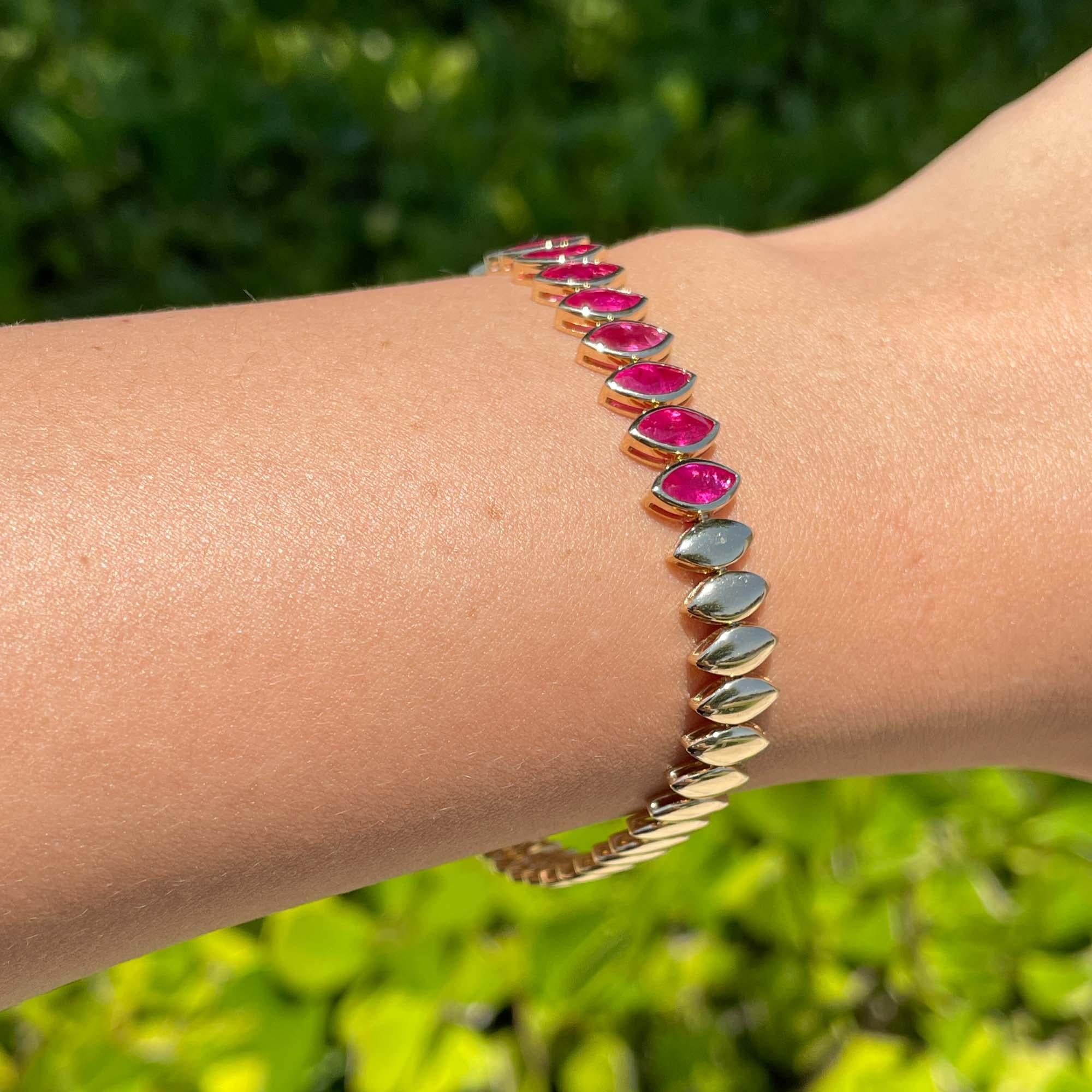 Jay Feders 14k Gelbgold Rubin Spike Tennisarmband

Mit marquiseförmigen Rubinen besetzt; Gesamtkaratgewicht 8,13ct.

Das Armband ist 8 Zoll lang und 8,45 mm breit. Das Gesamtgewicht beträgt 12.5 Gramm.
Bitte sehen Sie sich unsere Fotos und Videos