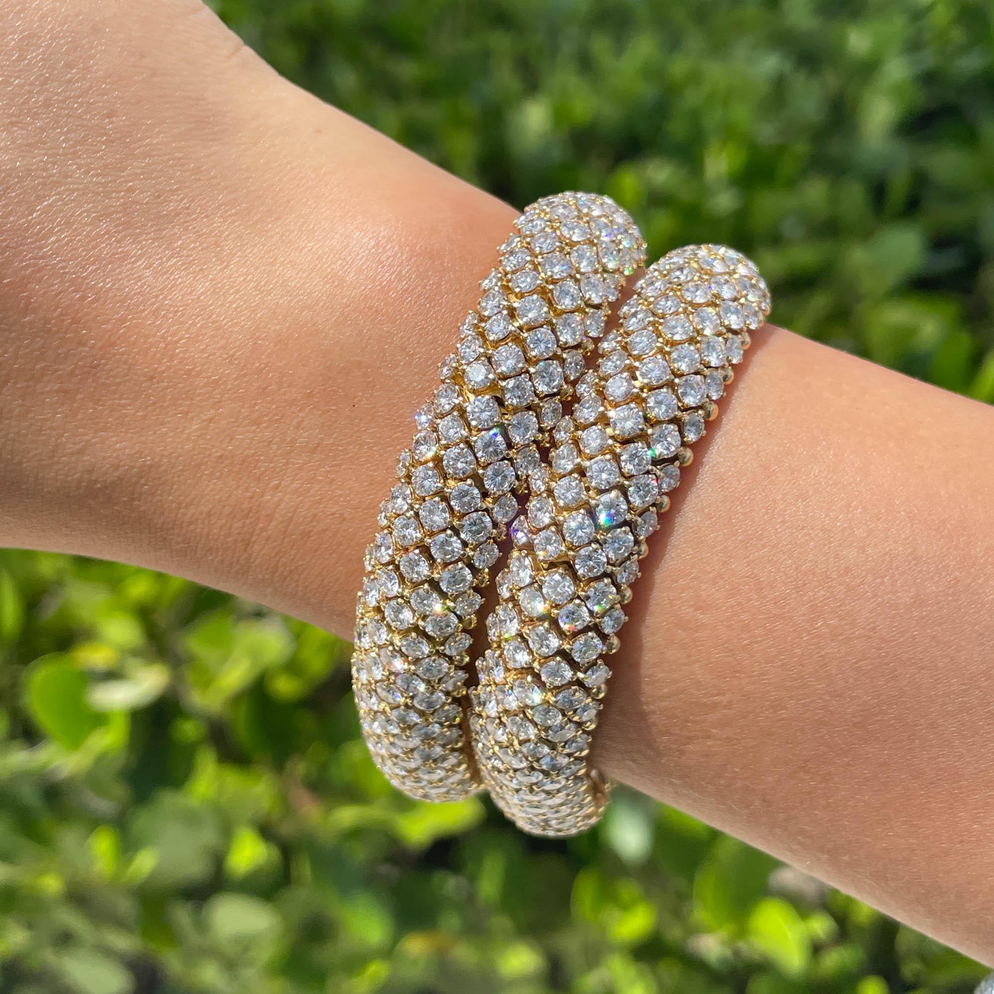 Jay Feder 18 Yellow Gold Diamond Choker Necklace/Bracelet

There are 518 round brilliant diamonds; total carat weight is 50.00 carats. 

The necklace is 14.75 inches long and 13.82mm wide. Converts into 2 bracelets. Total weight is 158.4 grams.