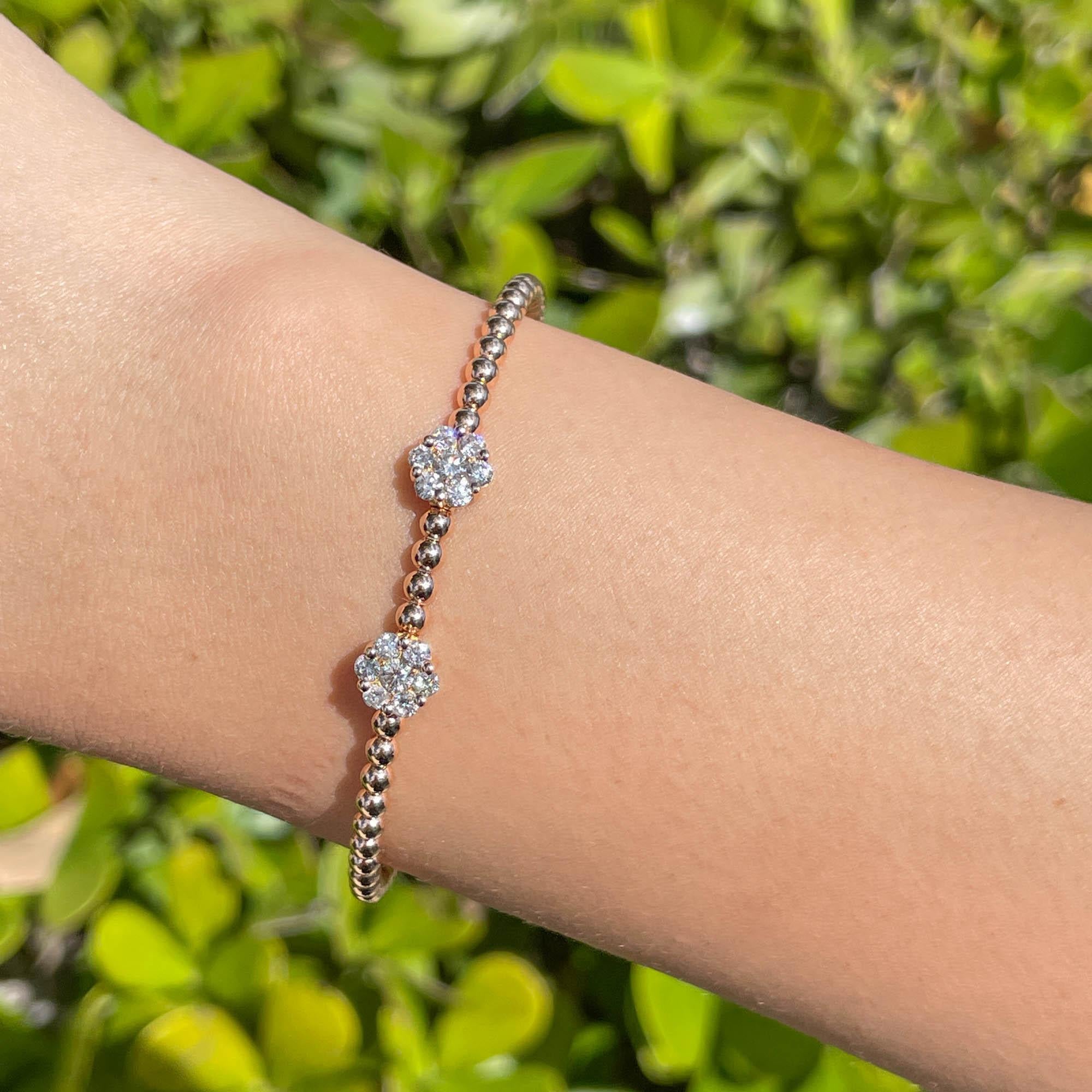 Bracciale Jay Feder in oro rosa 18k con diamanti e 2 fiori a grappolo

Con 14 diamanti tondi brillanti incastonati; il peso totale dei carati è di 0,80ctw.

Il bracciale ha un diametro di 2,5 pollici e il fiore è largo 7,34 mm. Il peso totale è di