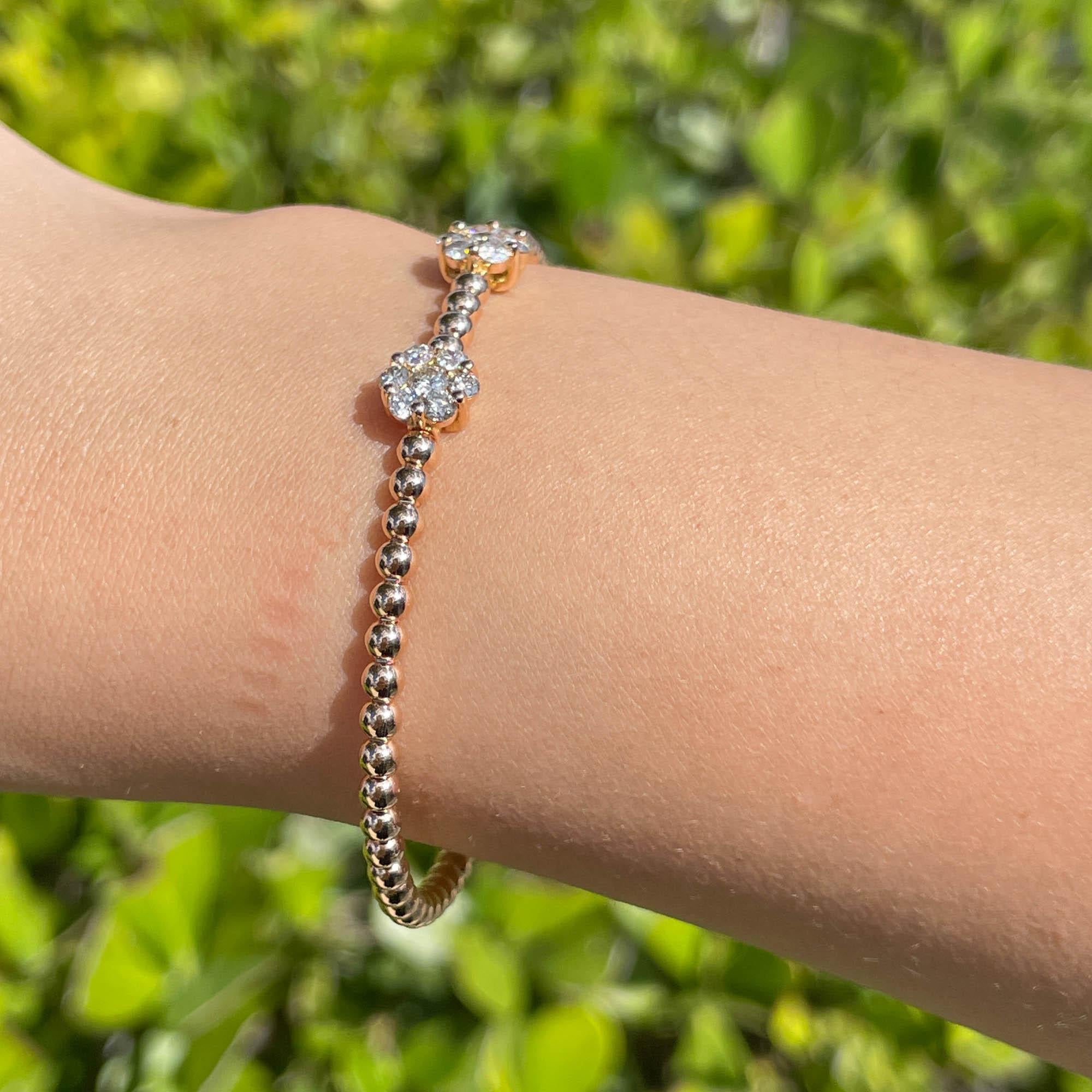 Taglio rotondo Bracciale Jay Feder in oro rosa 18k con diamanti e 2 fiori a grappolo in vendita
