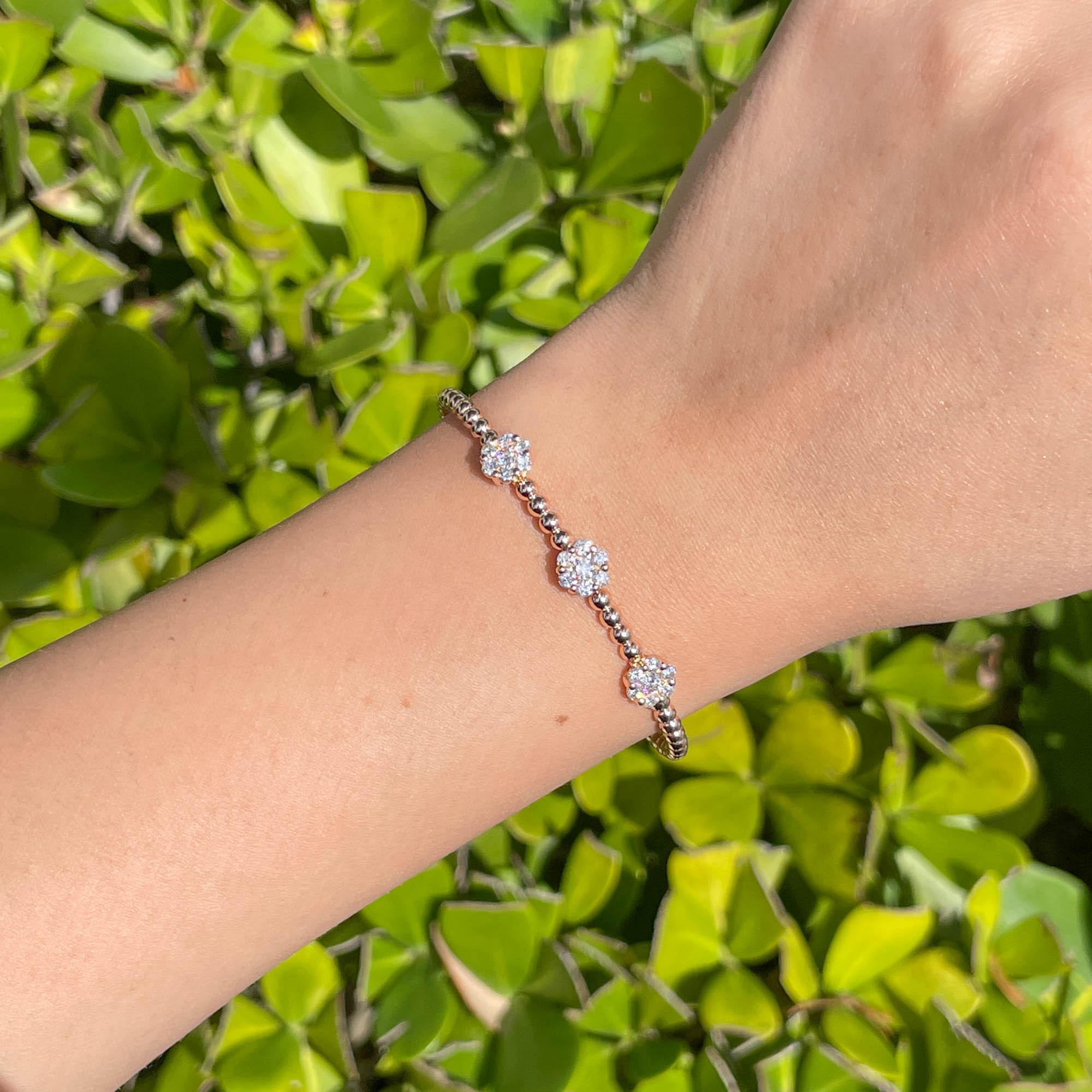 Taglio rotondo Bracciale Jay Feder in oro rosa 18k con diamanti e 3 fiori a grappolo in vendita