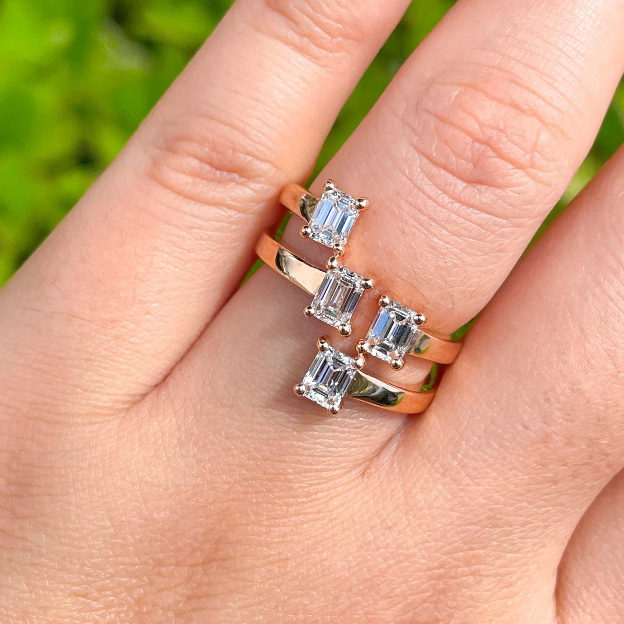 Jay Feder 18k Roségold Diamant Crossover-Wickelring

Mit 4 Diamanten im Smaragdschliff besetzt; Gesamtkaratgewicht: 1,29ct. 

Die Abmessungen der Oberteile sind 17,16x12,80 mm. Sitzt 3.55 mm von der Oberseite des Fingers entfernt. Das Band verjüngt