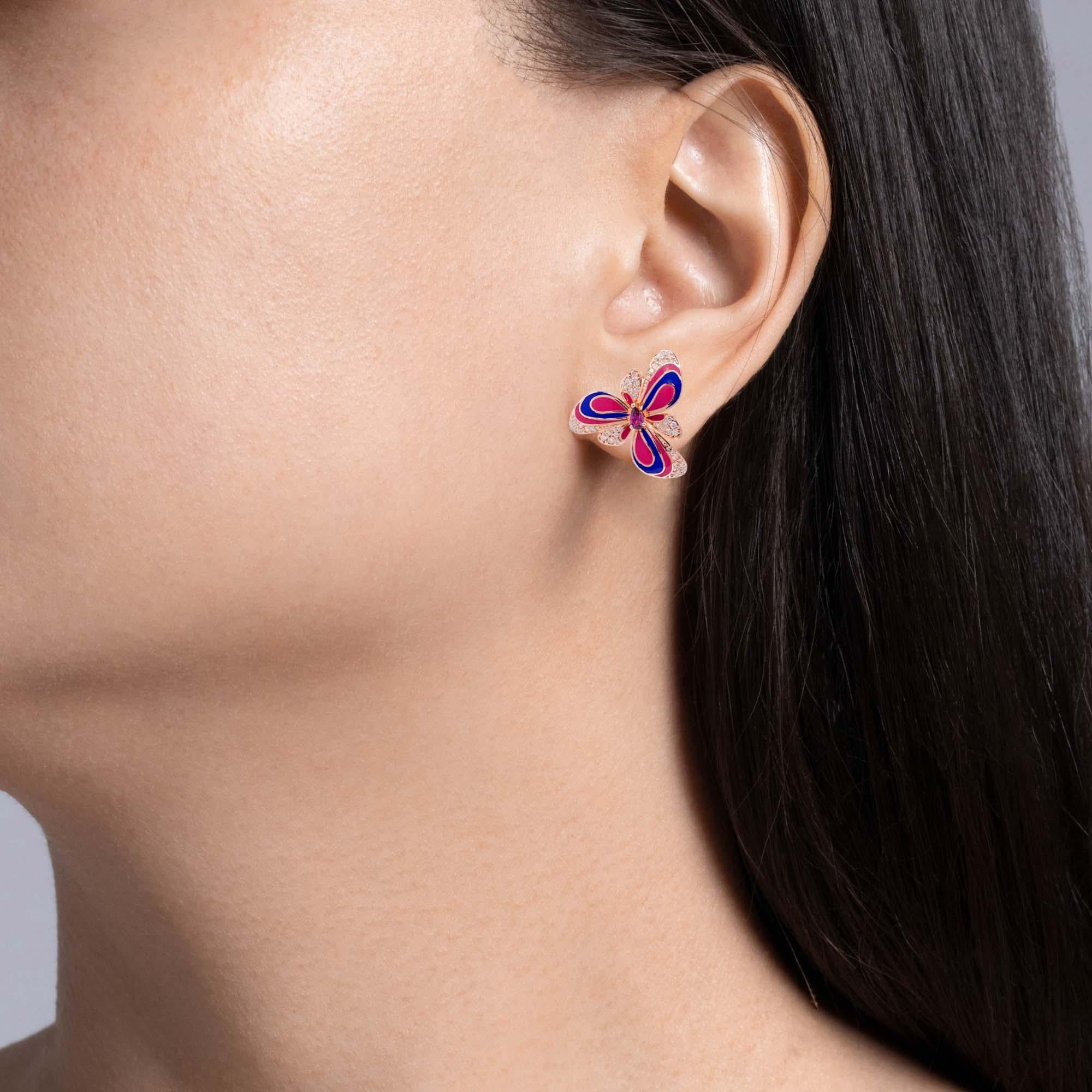 Orecchini a fiore con smalto e diamanti in oro rosa 18k Jay Federing

Incastonati con piccoli diamanti rotondi; il peso totale in carati è di 0.94 carati.

Gli orecchini hanno un diametro di 27 mm. Il peso totale è di 15,9 grammi. 

Per maggiori