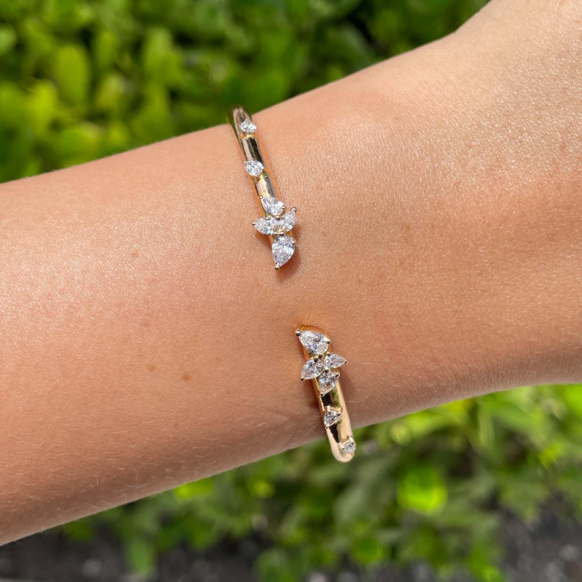 Jay Feder Bracelet jonc à charnière en or rose 18 carats et diamants

Serti de diamants en forme de poire ; le poids total en carats est de 1.12 ct.

Le bracelet mesure 2,5 pouces de diamètre. La largeur passe de 7,41 mm à 3,91 mm. Le poids total