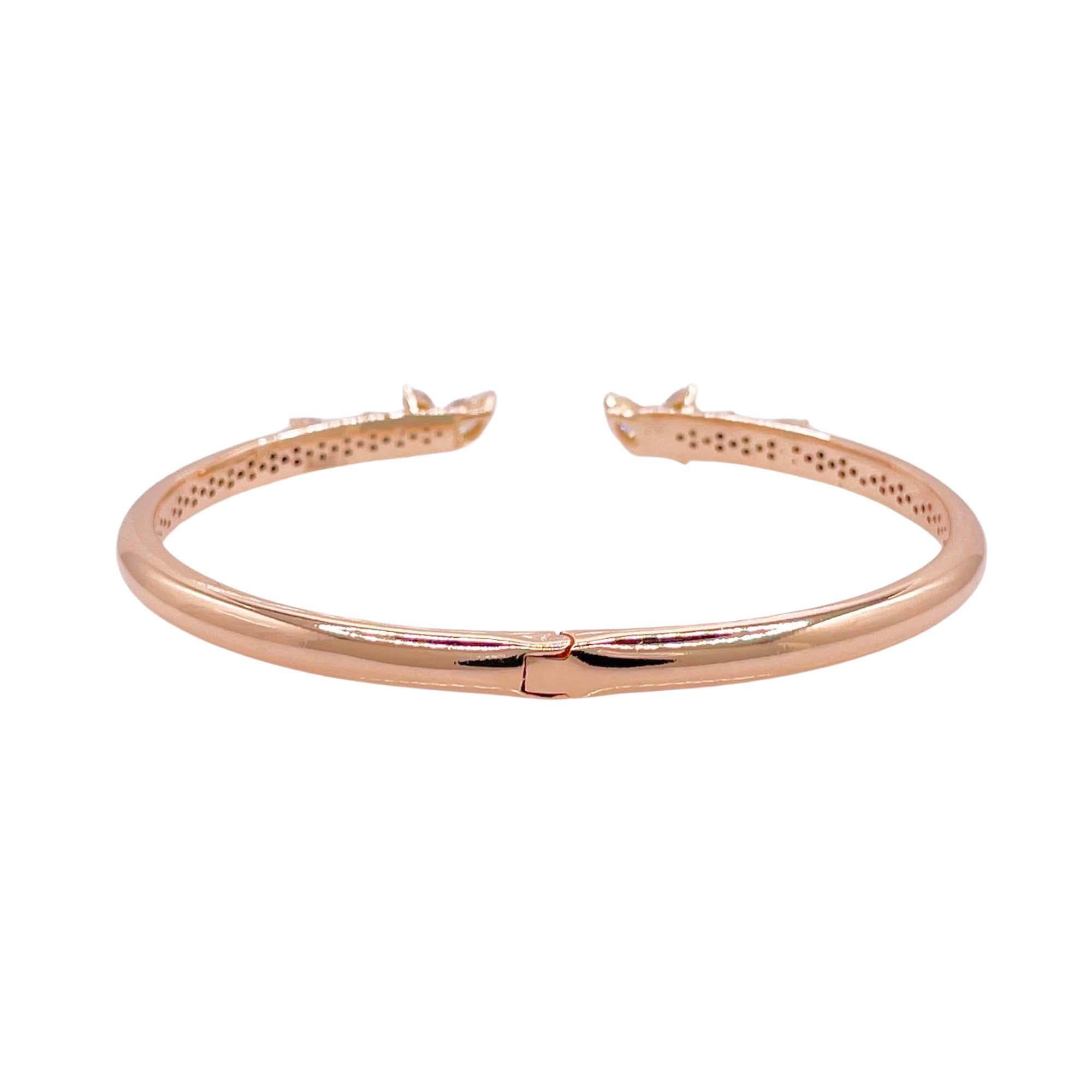 Taille poire Jay Feder Bracelet jonc à charnière en or rose 18 carats et diamants en vente