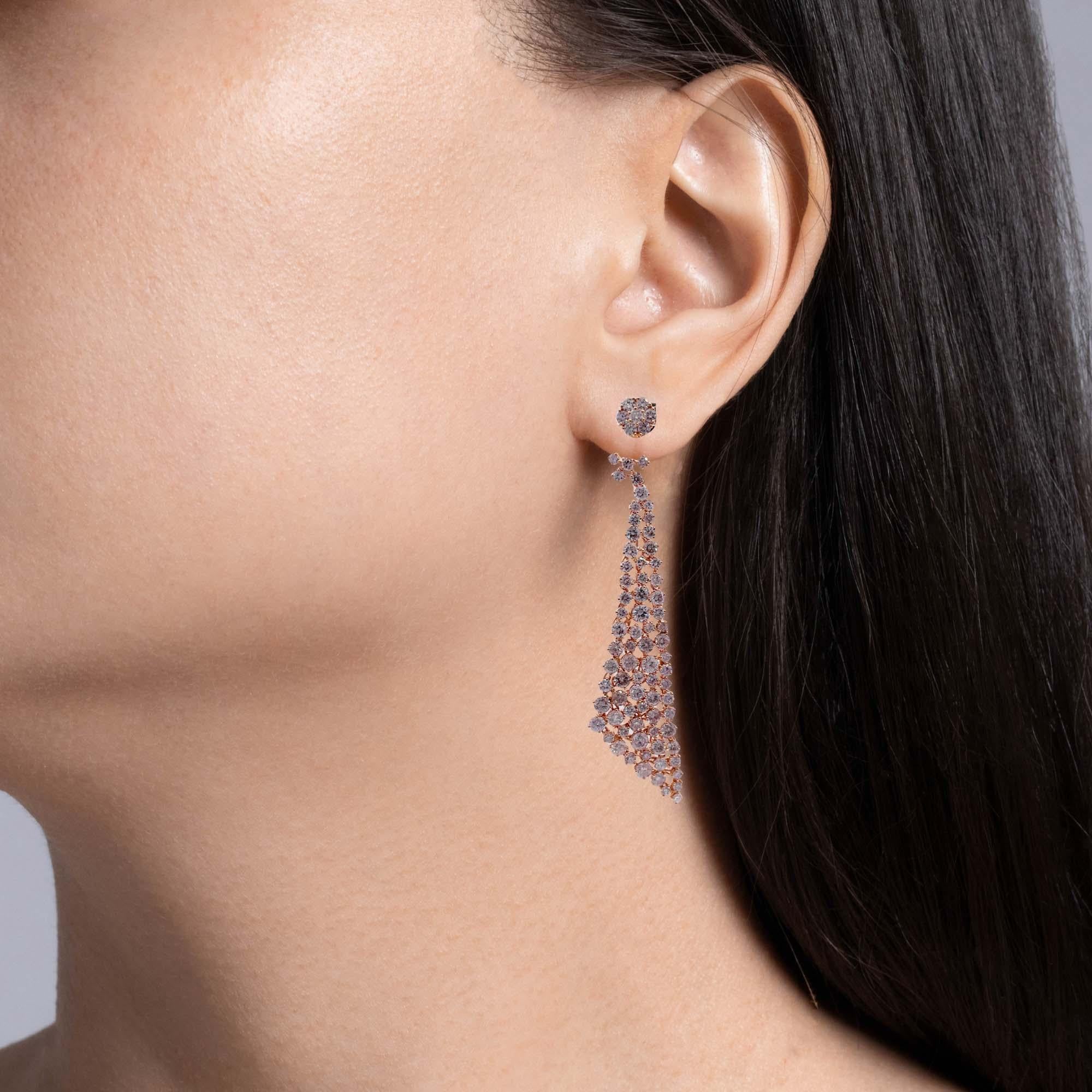 Jay Feder, orecchini pendenti a triangolo con diamante in oro rosa 18k

Incastonati 160 diamanti rotondi rosa; il peso totale è di 18,07 carati.

Gli orecchini sono lunghi 3.75 pollici. Il peso totale è di 27,9 grammi.

Per maggiori dettagli, guarda