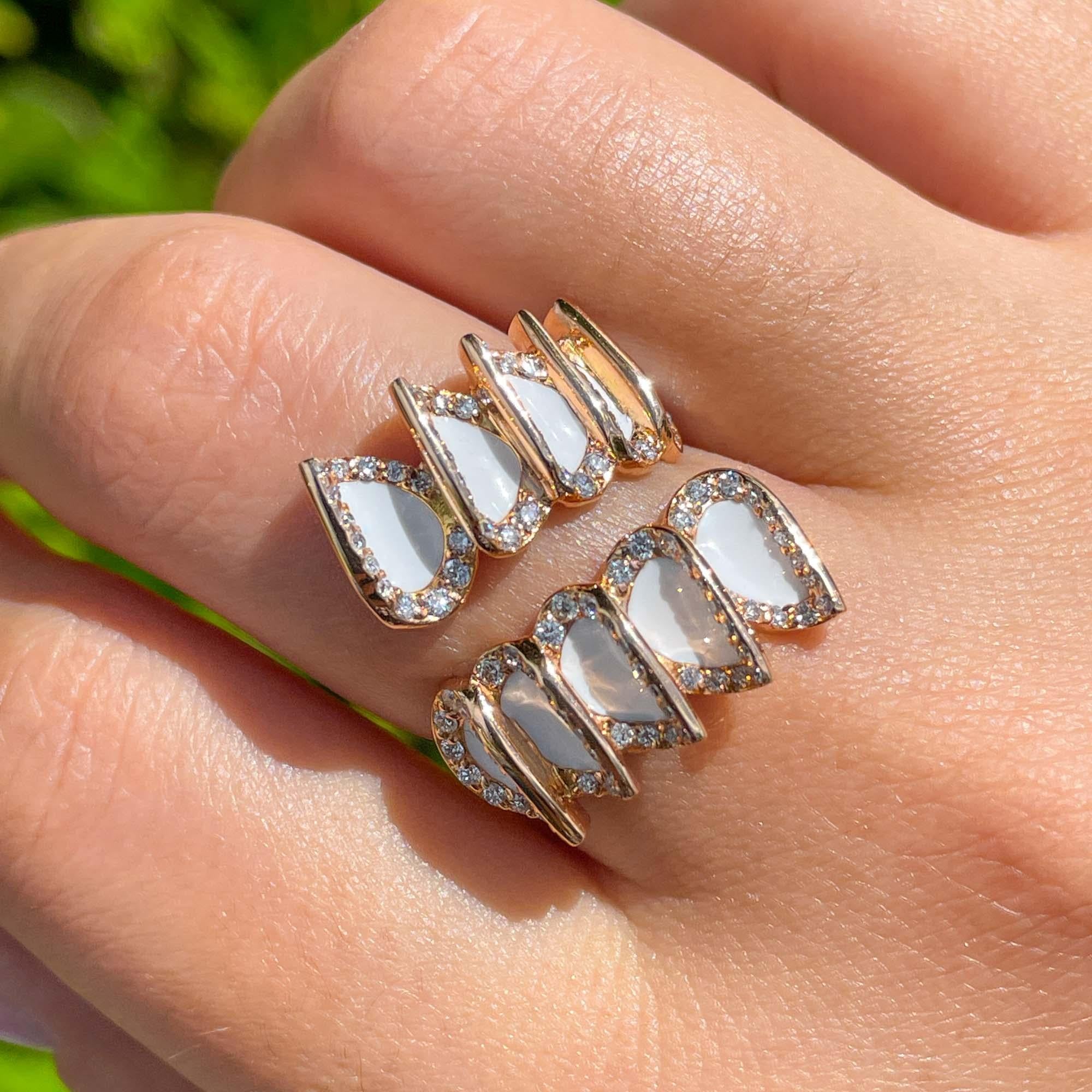 Jay Feder Anillo Cruzado de Oro Rosa de 18k con Diamante y Esmalte Blanco

Engastada con pequeños diamantes redondos; el peso total en quilates es de 0,81 quilates. 

La anchura del anillo es de 25,22 mm en la parte superior y de 4,09 mm en la