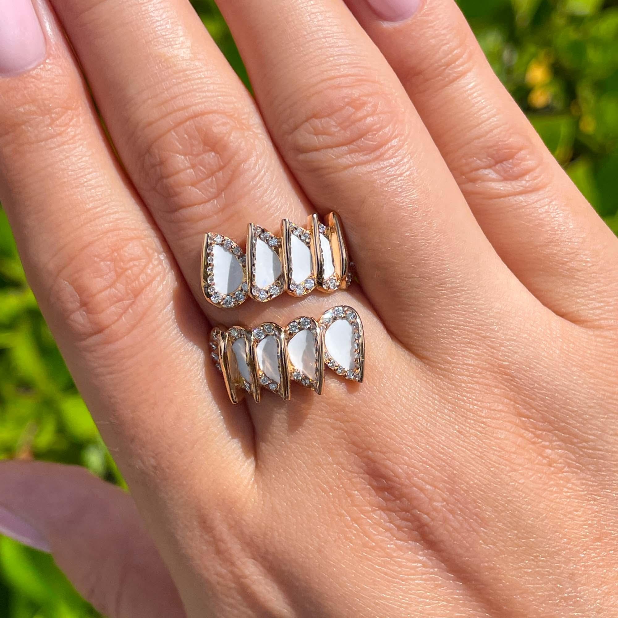 Jay Feder Anillo Cruzado de Oro Rosa de 18k con Diamante y Esmalte Blanco 1