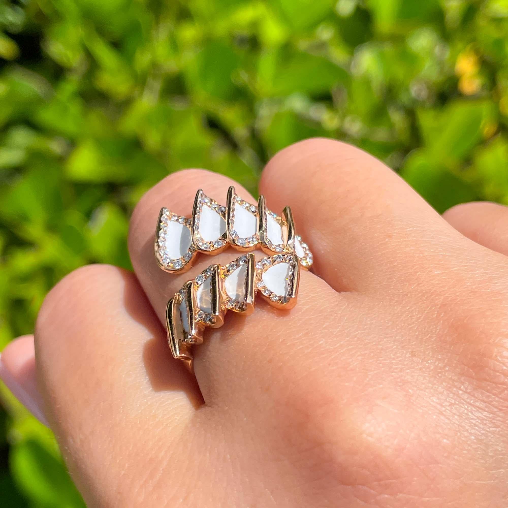 Jay Feder Anillo Cruzado de Oro Rosa de 18k con Diamante y Esmalte Blanco 2