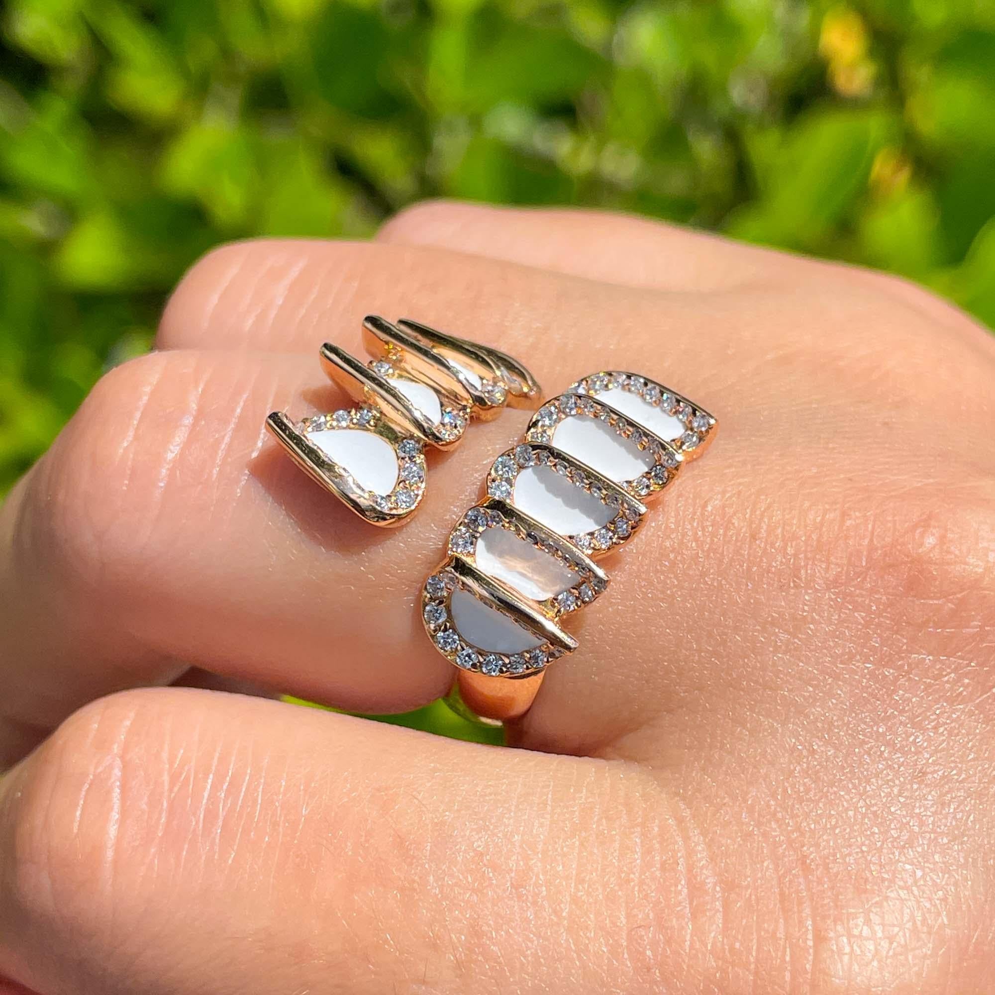 Jay Feder Anillo Cruzado de Oro Rosa de 18k con Diamante y Esmalte Blanco 3