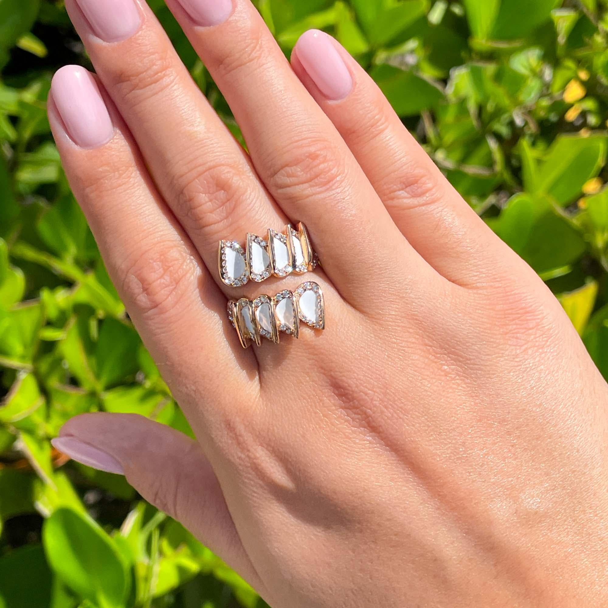 Jay Feder Anillo Cruzado de Oro Rosa de 18k con Diamante y Esmalte Blanco 4