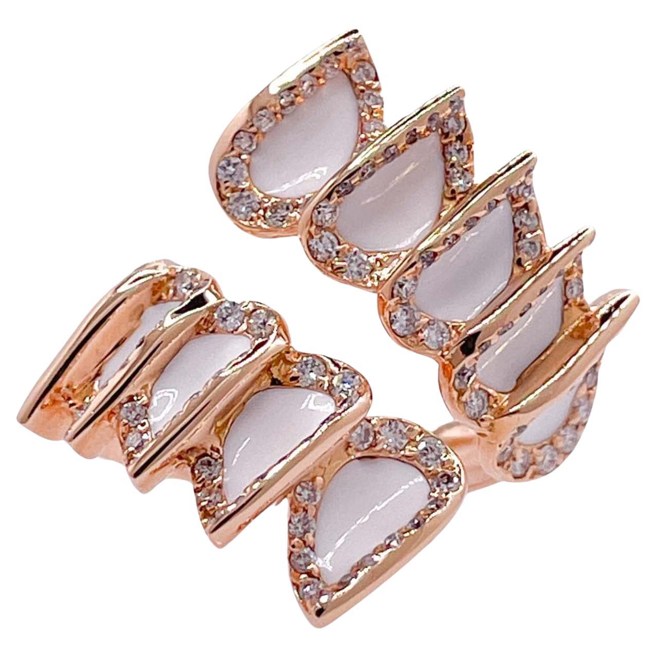 Jay Feder Anillo Cruzado de Oro Rosa de 18k con Diamante y Esmalte Blanco