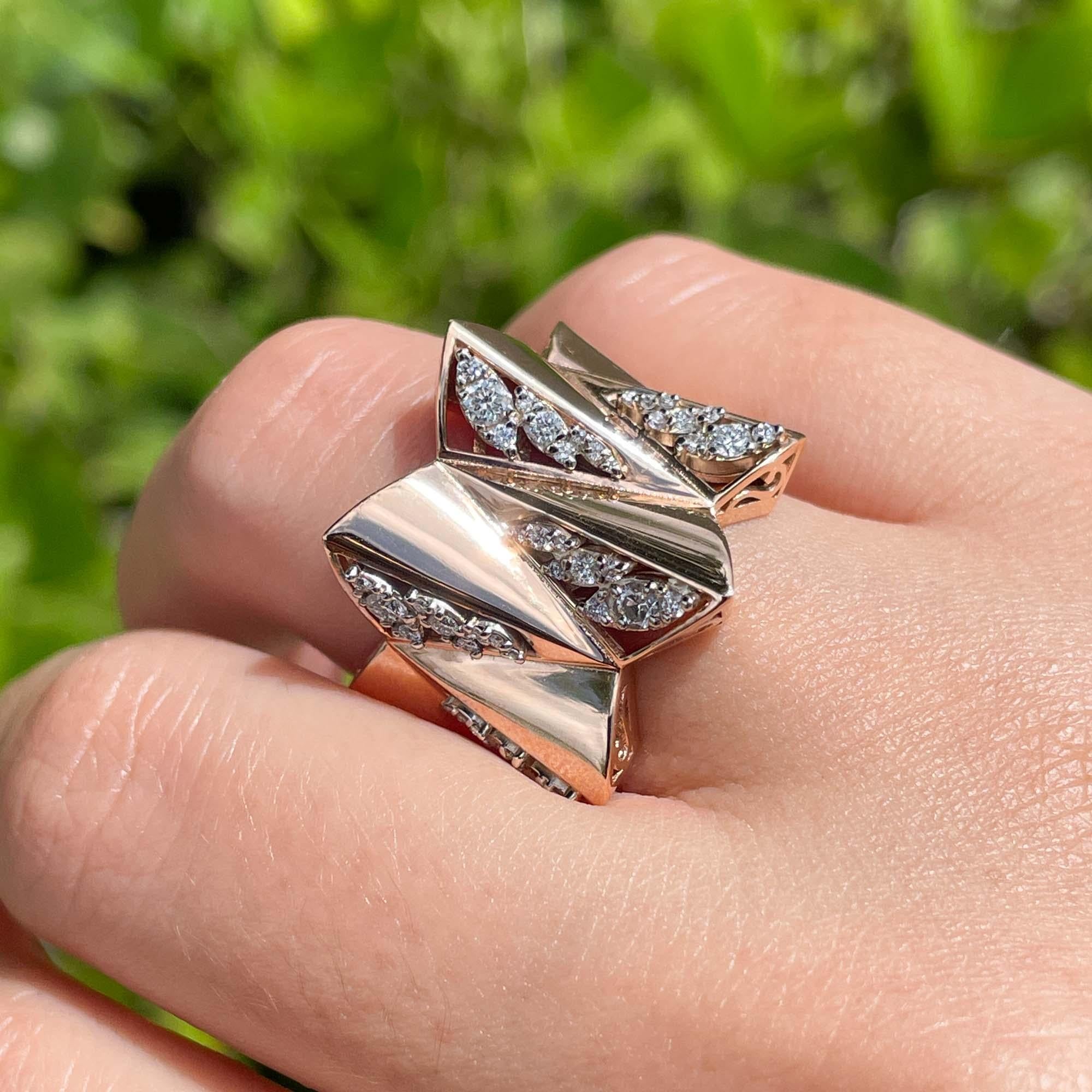 Anillo de cóctel ancho con diamantes en oro rosa de 18 quilates Jay Feder en venta 6