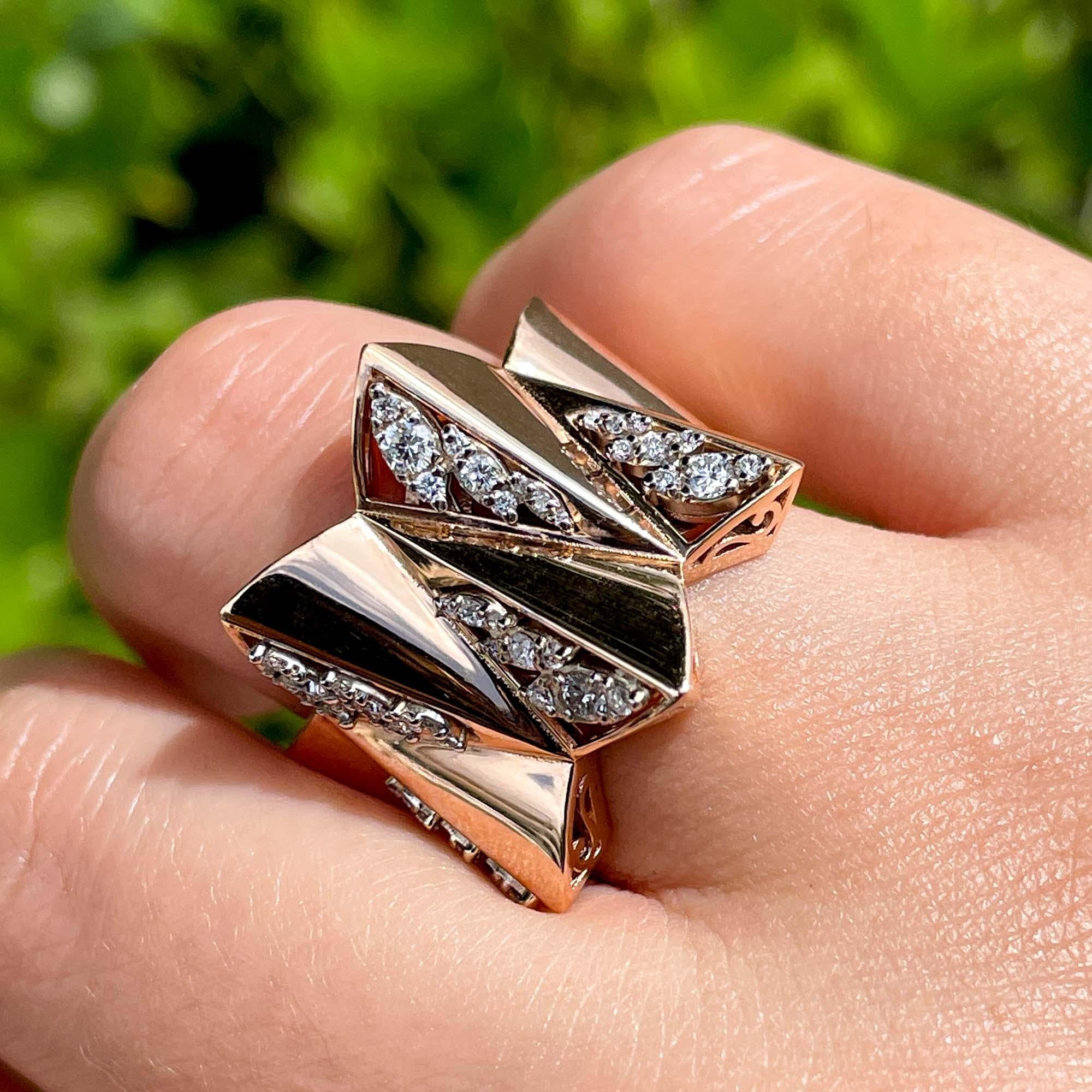 Anillo de cóctel ancho con diamantes en oro rosa de 18 quilates Jay Feder

Engastada con diamantes brillantes redondos; el peso total en quilates es de 0,49 quilates. 

Las medidas de la parte superior son 20x25 mm. Queda a 5,79 mm de la parte