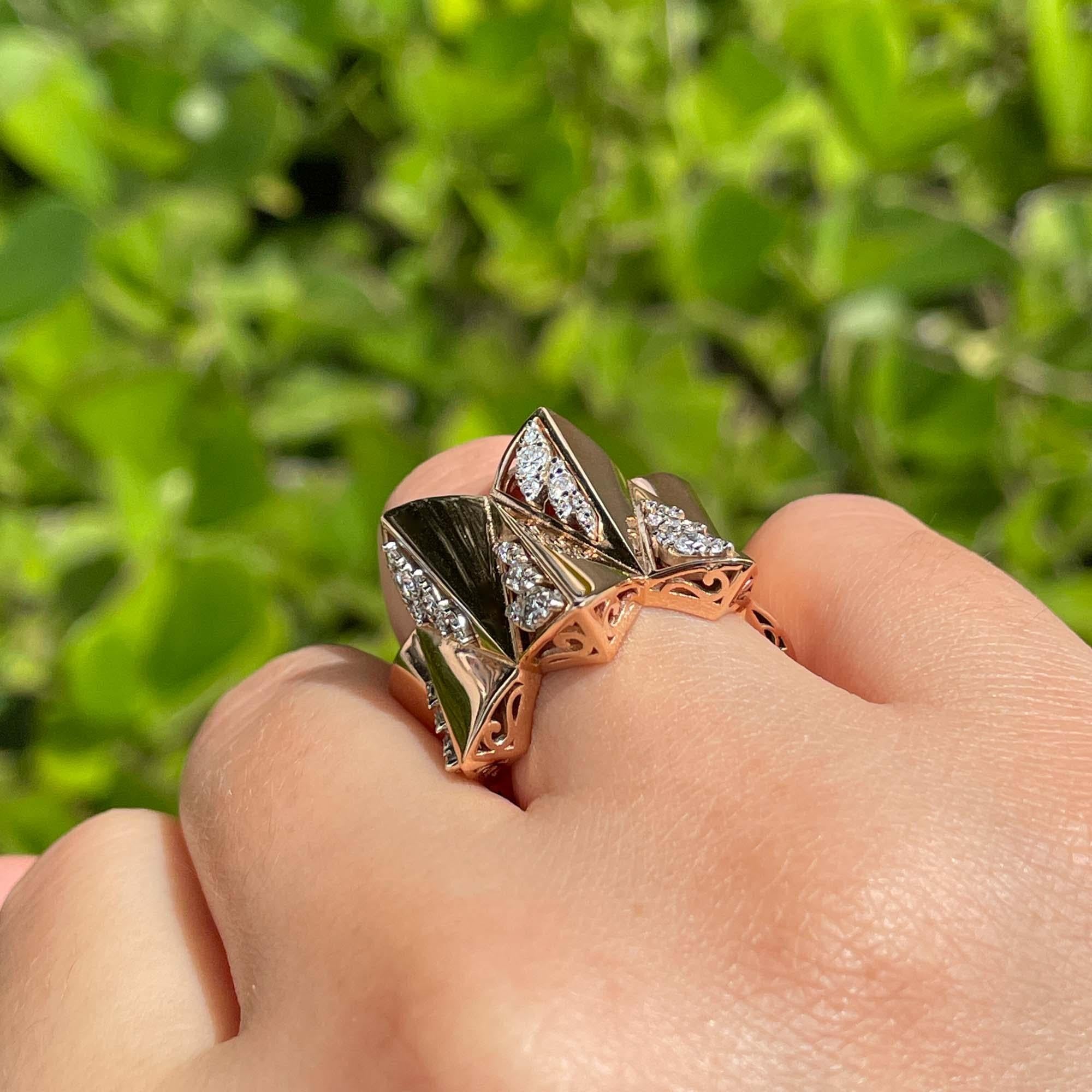 Anillo de cóctel ancho con diamantes en oro rosa de 18 quilates Jay Feder en venta 1