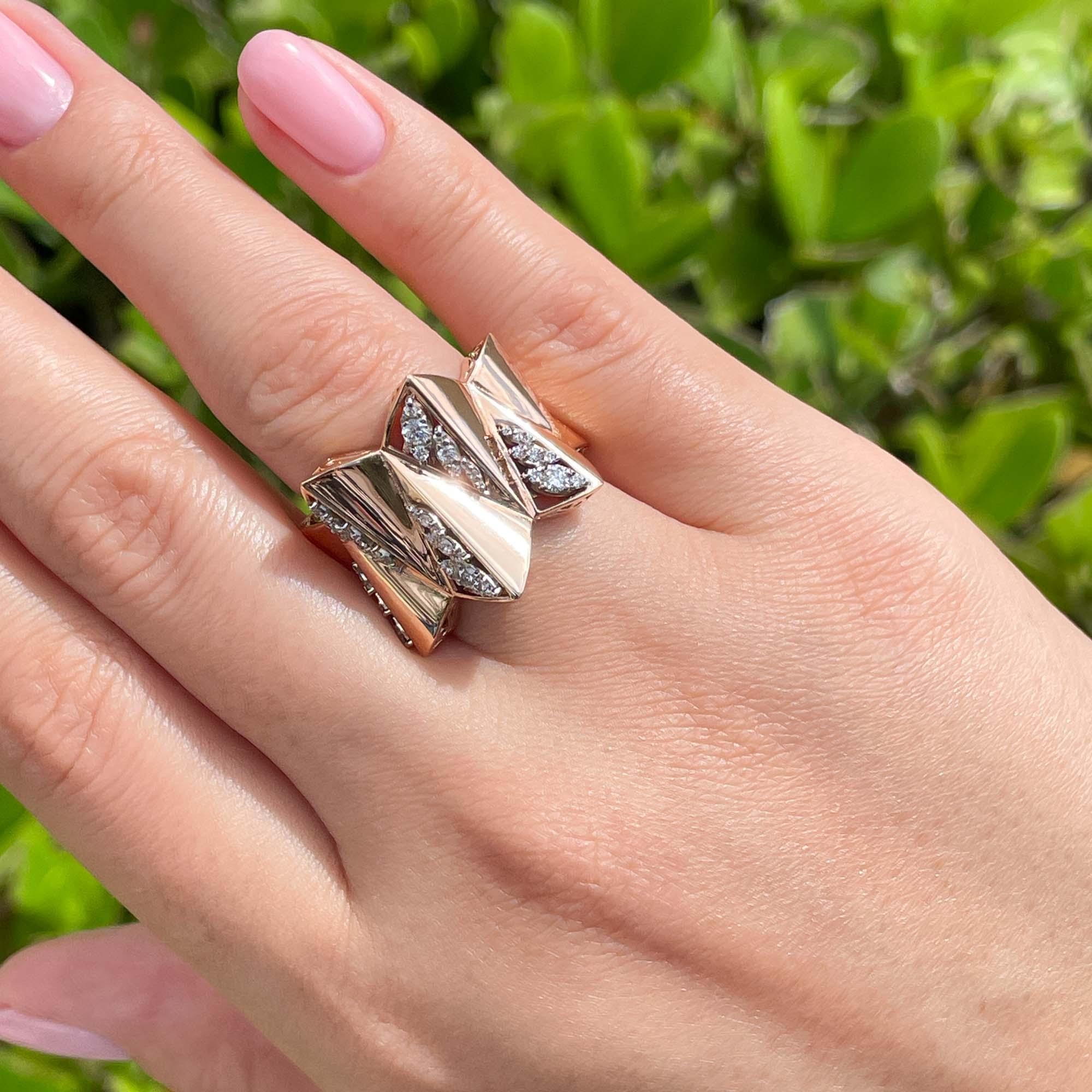 Anillo de cóctel ancho con diamantes en oro rosa de 18 quilates Jay Feder en venta 2