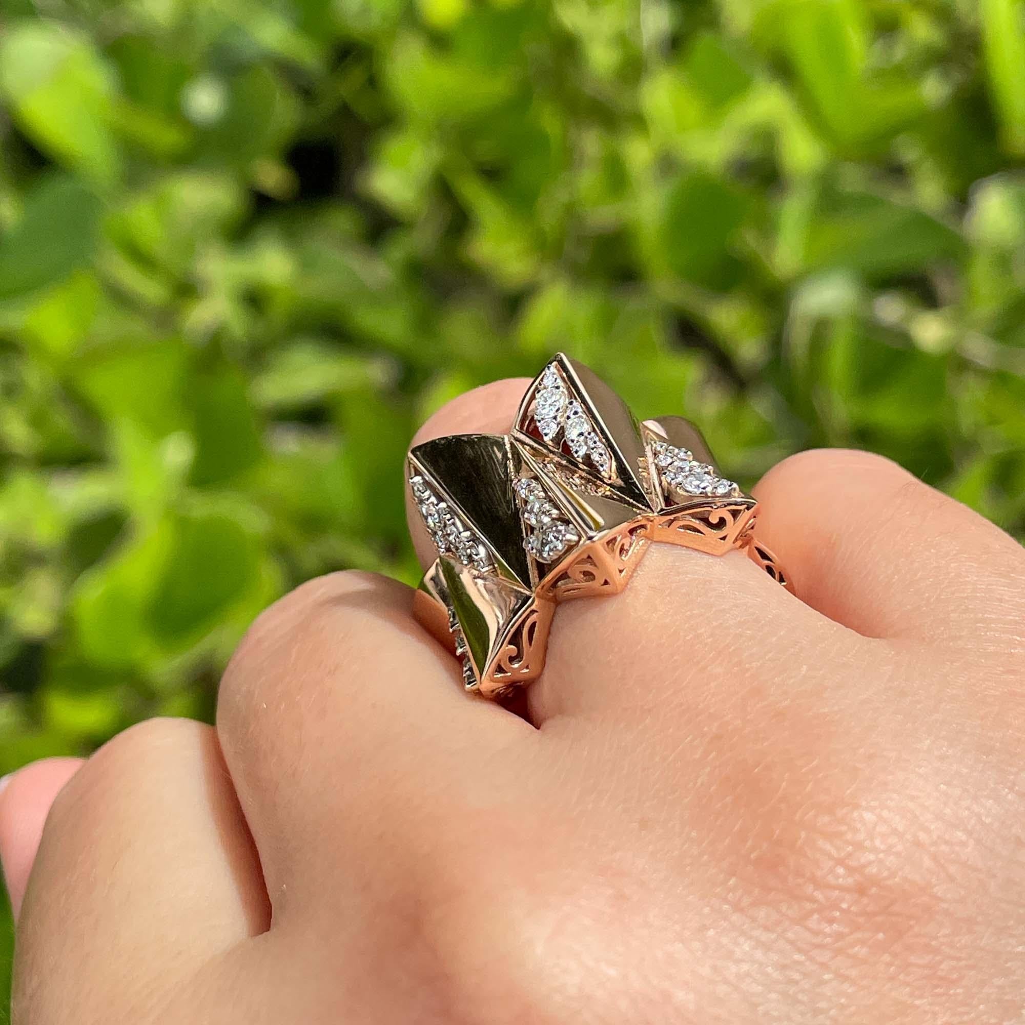 Anillo de cóctel ancho con diamantes en oro rosa de 18 quilates Jay Feder en venta 3