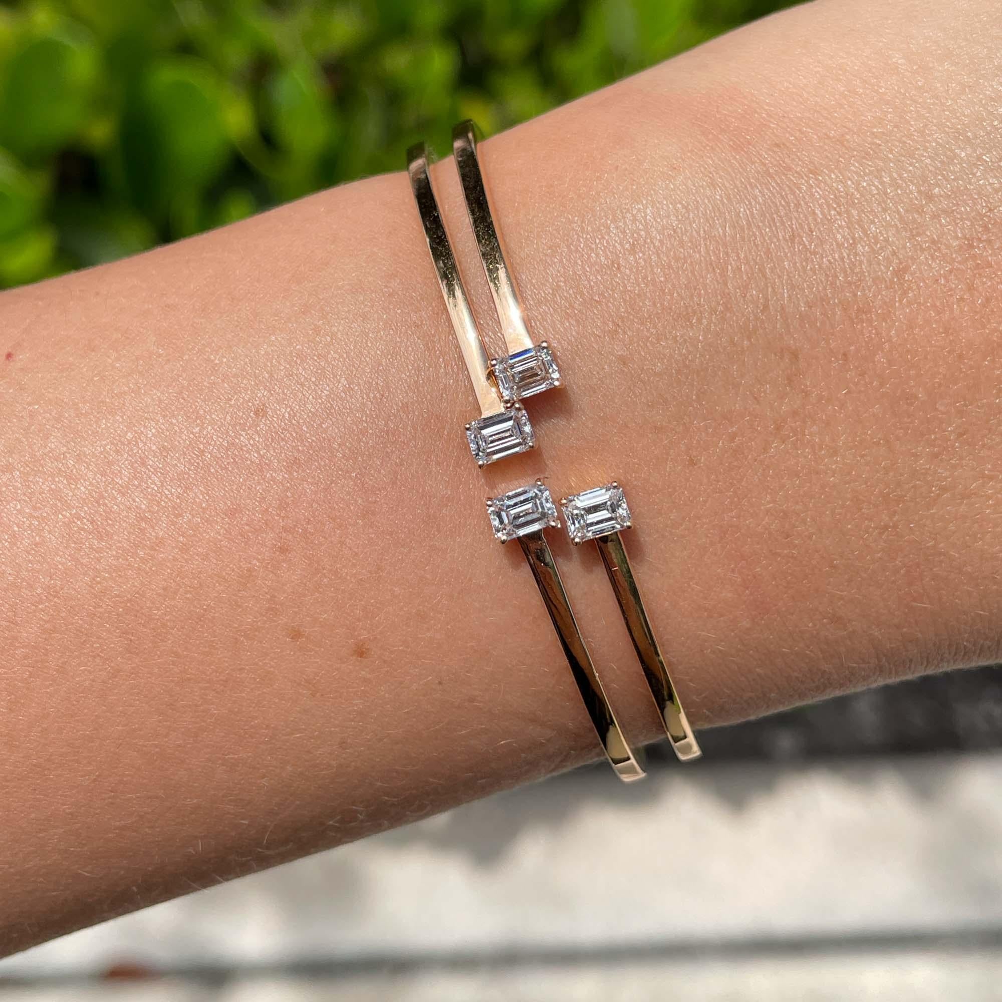 Jay Feders Bracelet à charnière en or rose 18k, émeraude et diamant

Serti de 4 diamants de taille émeraude ; le poids total en carats est de 1,29ct.

Le bracelet mesure 2,25 pouces de diamètre. La largeur passe de 9,44 mm à 6,93 mm. Le poids total