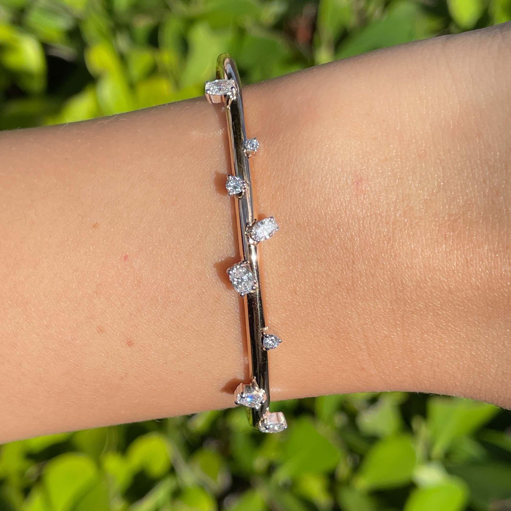 Bracciale ovale con diamanti in oro rosa 18k di Jay Feder

Incastonati con diamanti di forma ovale; il peso totale in carati è di 0,96ct.

Il bracciale ha un diametro di 2,5 pollici. Il peso totale è di 8,3 grammi.

Per maggiori dettagli, guarda le