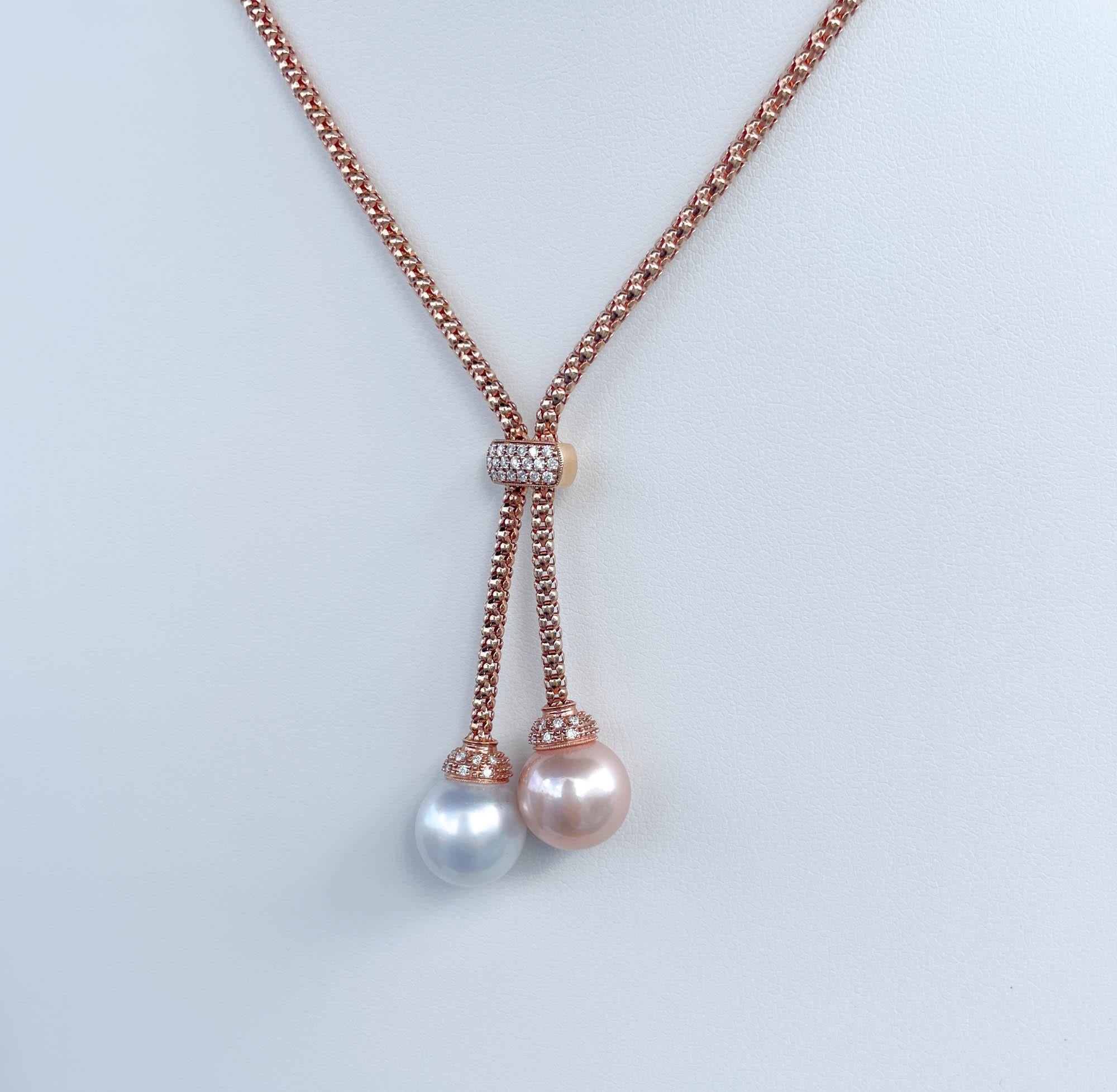 Collana Jay Federing con perle e diamanti in oro rosa 18k
Le perle bianche e rosa hanno una dimensione media di 12-13 mm. 
Incastonati con diamanti tondi brillanti in pavé; il peso totale dei carati è di 0,27 ct.
La lunghezza della collana è di 16