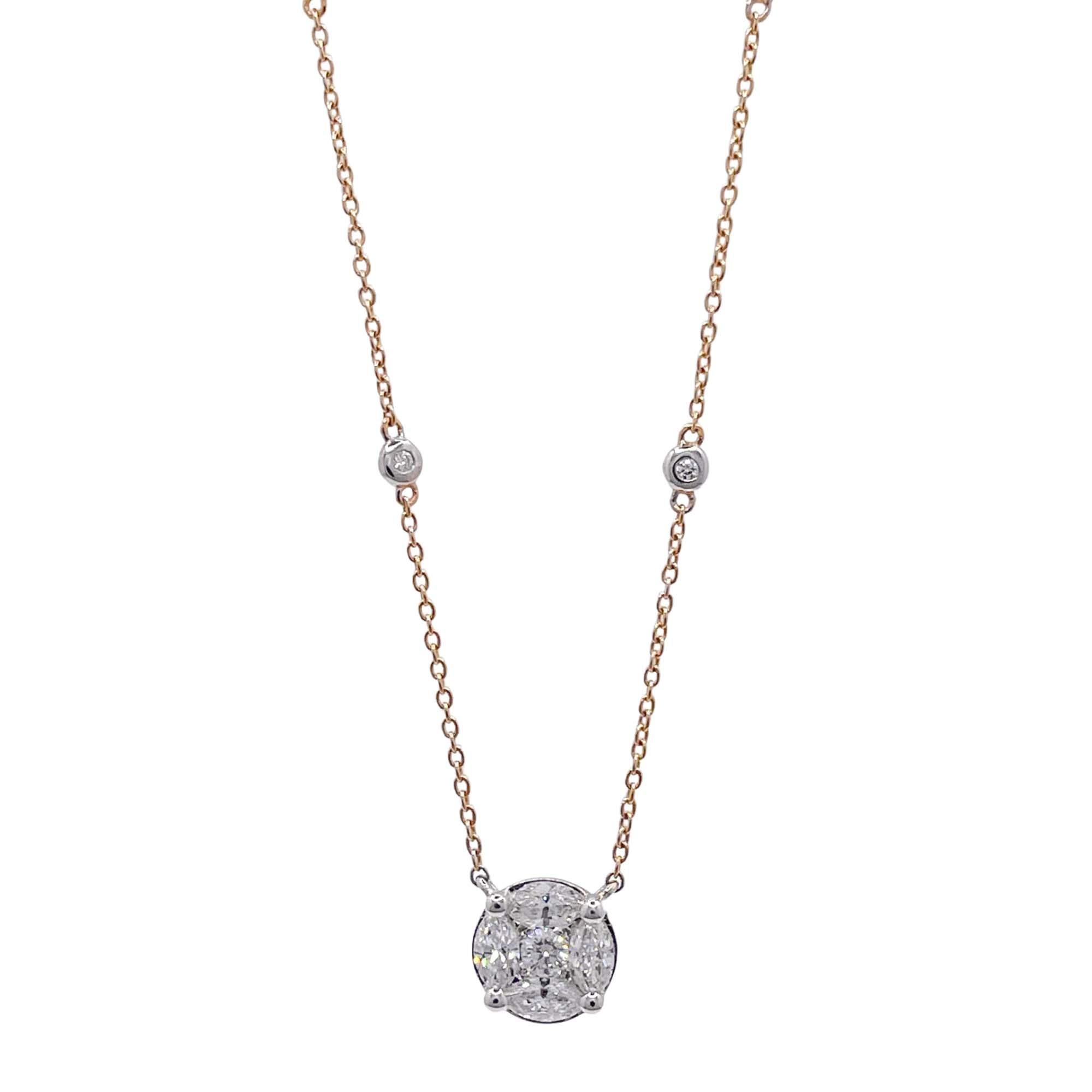 Collana con ciondolo rotondo e diamante in oro bicolore Jay Feder 18k 

Il ciondolo e la catena sono impreziositi da diamanti rotondi e marquise; il peso totale è di 0,92 carati. 

Il ciondolo ha un diametro di 9,26 mm; la collana è lunga