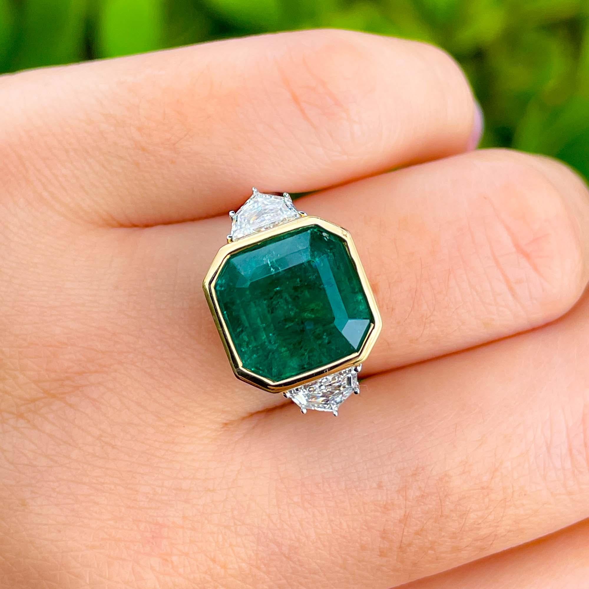 Jay Feder 18k Two Tone Gold Green Emerald and Diamond Three Stone Ring

The center stone is 7.36ct Asscher cut Natural Green Emerald; set into bezel set and accented with 2 step cut cadillac diamonds; total weight is 0.73ct.

The top's outline