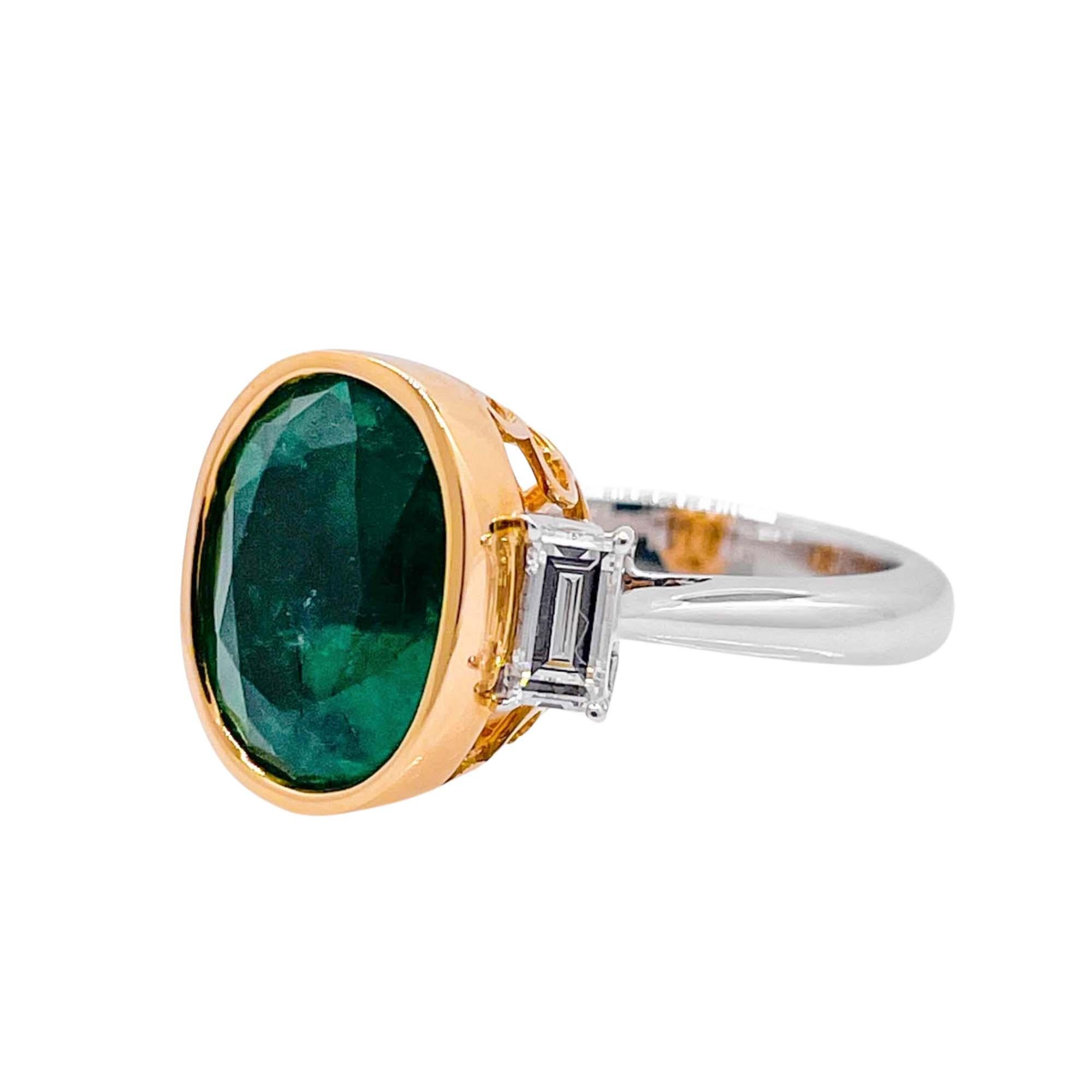 Jay Feder 18k Two Tone Gold Green Emerald and Diamond Three Stone Ring In Good Condition In Boca Raton, FL