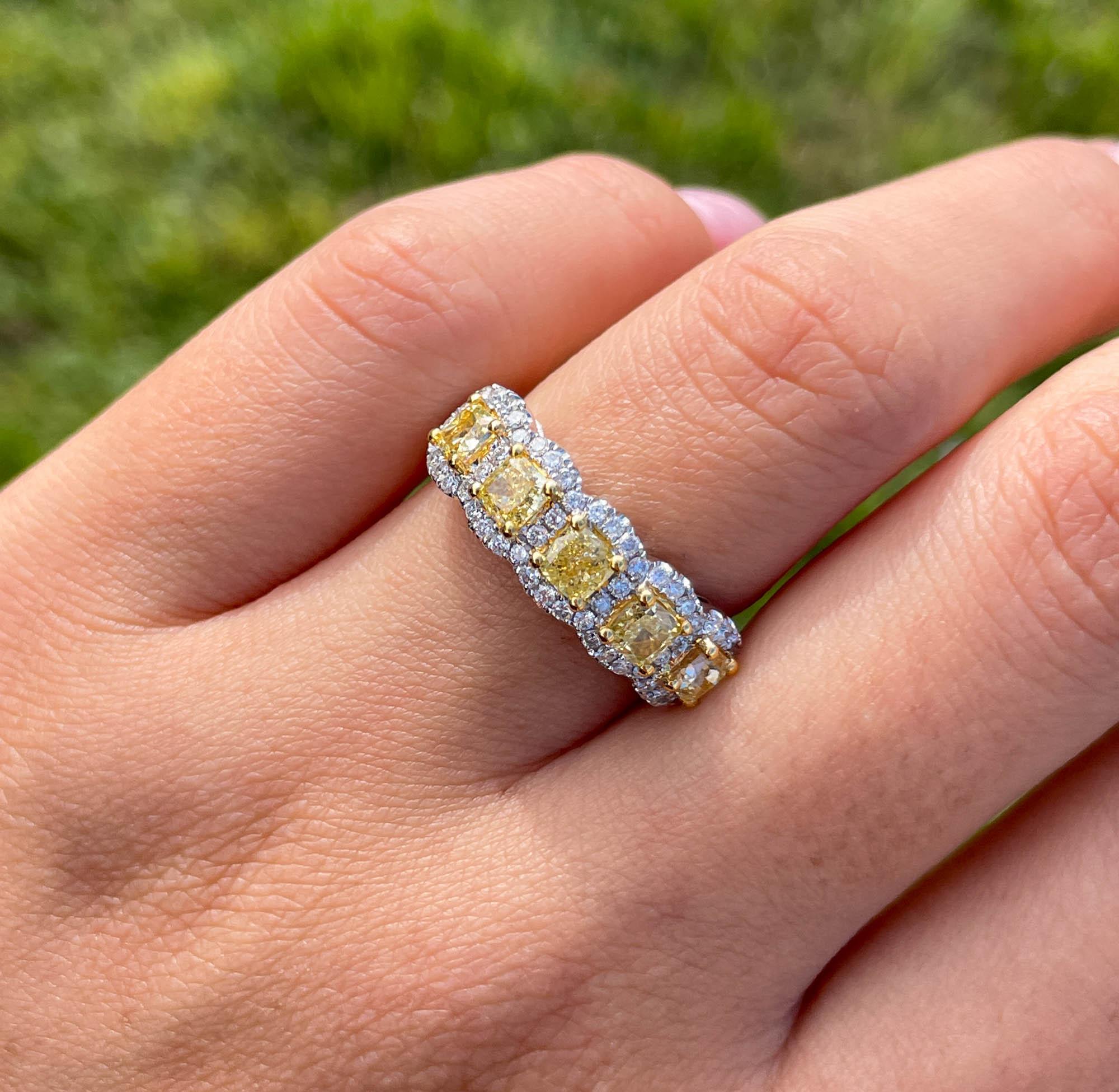 Jay Feders 18k Weiß- und Gelbgold Gelb Kissen Diamant Pave Band Ring
Das Gesamtgewicht der gelben Kissen-Diamanten beträgt 1,31 tcw. Das Karatgewicht der weißen Diamanten beträgt insgesamt 0.39 tcw.
Die Oberseite ist 6.76 mm breit. Sitzt 5.02 mm von