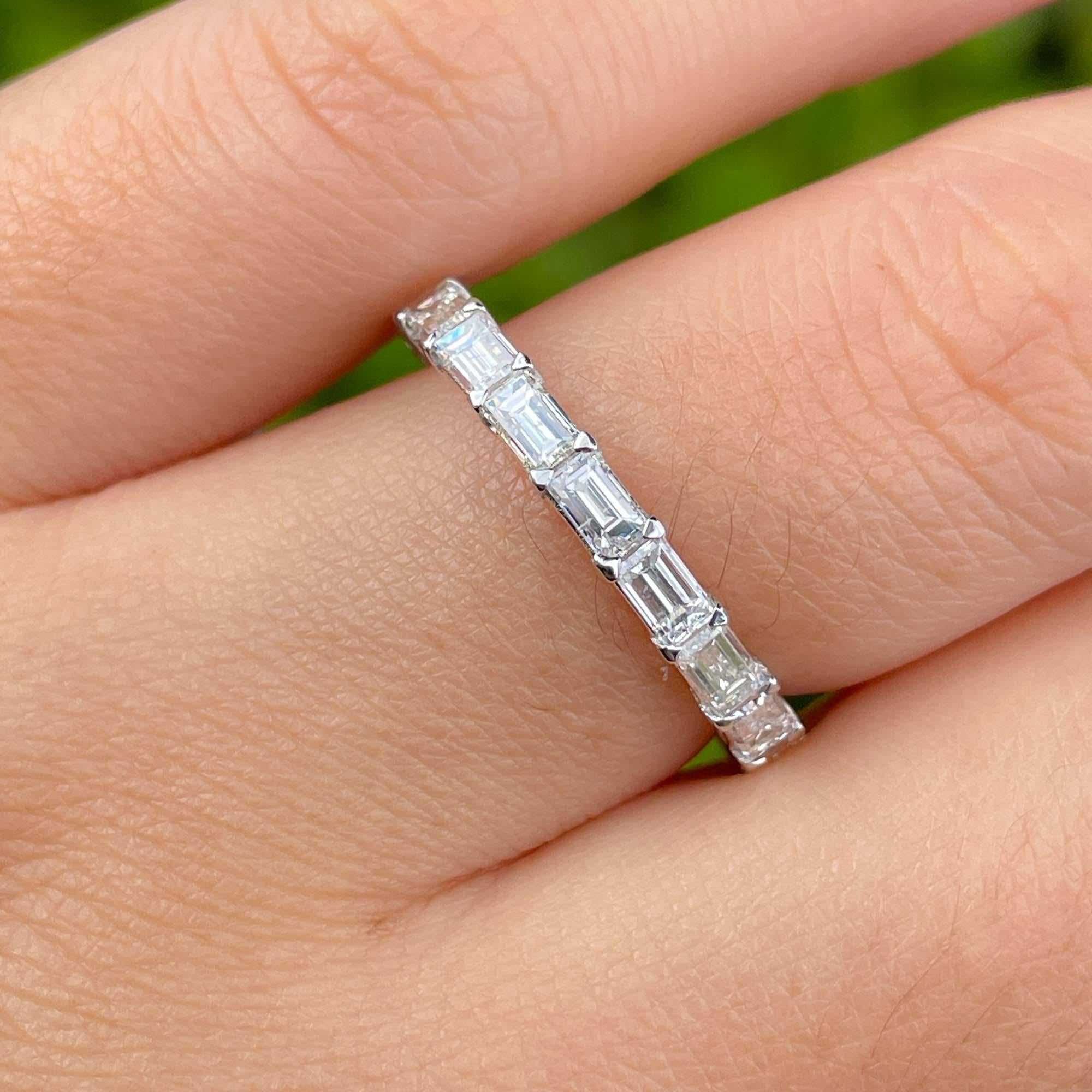 Jay Feder, anello a fascia di eternità con diamante a baguette in oro bianco 18 carati

Incastonati con diamanti a baguette dritti; il peso totale stimato è di 2,28ctw. 

La fascia è larga 2,70 mm e si trova a 2,69 mm dalla punta del dito. La misura