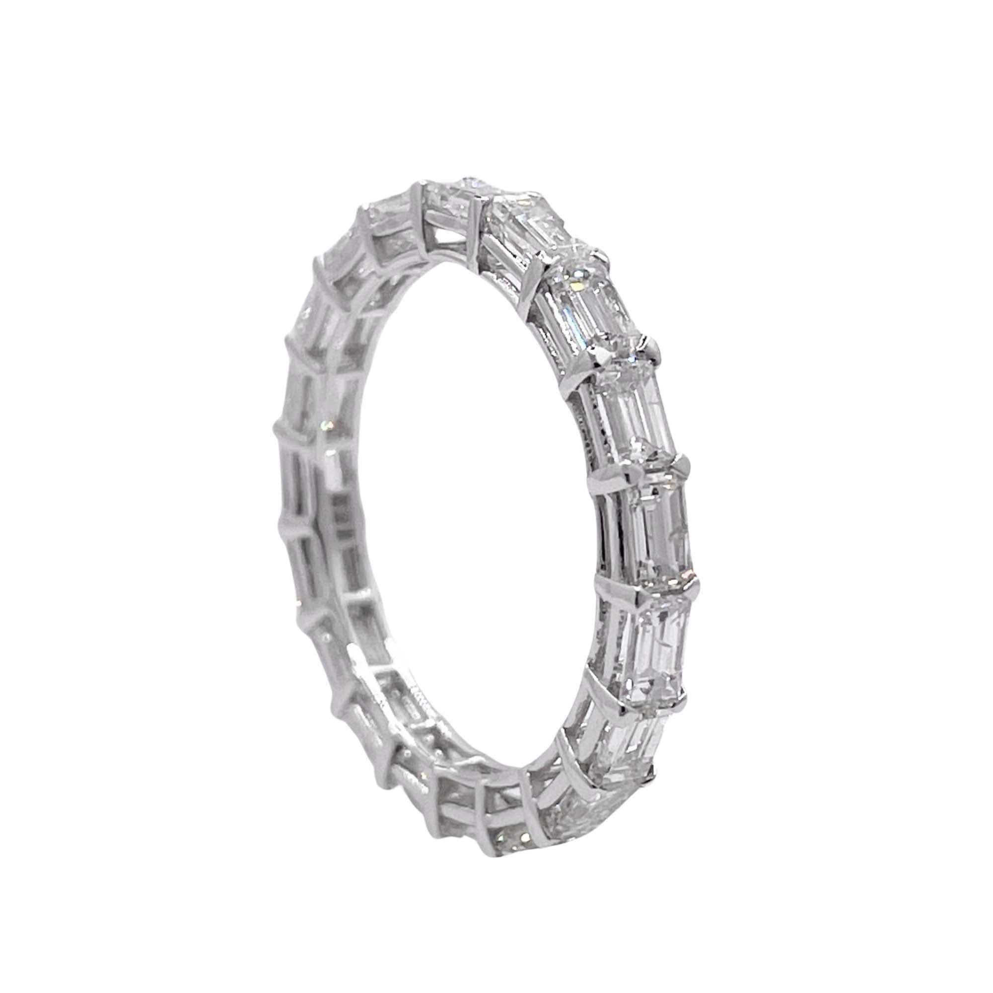 Jay Feder, anello a fascia di eternità con diamante a baguette in oro bianco 18 carati In condizioni buone in vendita a Boca Raton, FL