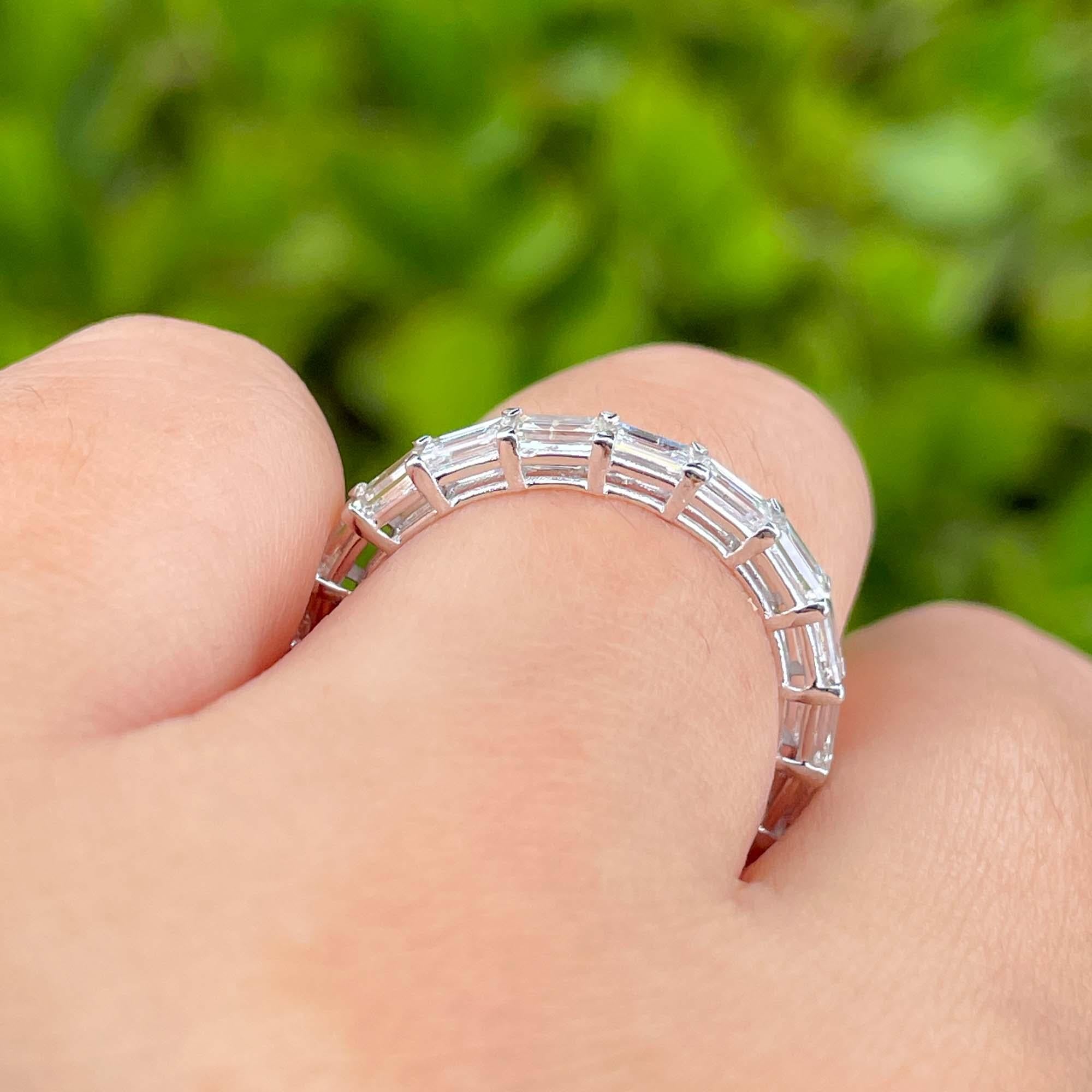 da uomo o donna Jay Feder, anello a fascia di eternità con diamante a baguette in oro bianco 18 carati in vendita