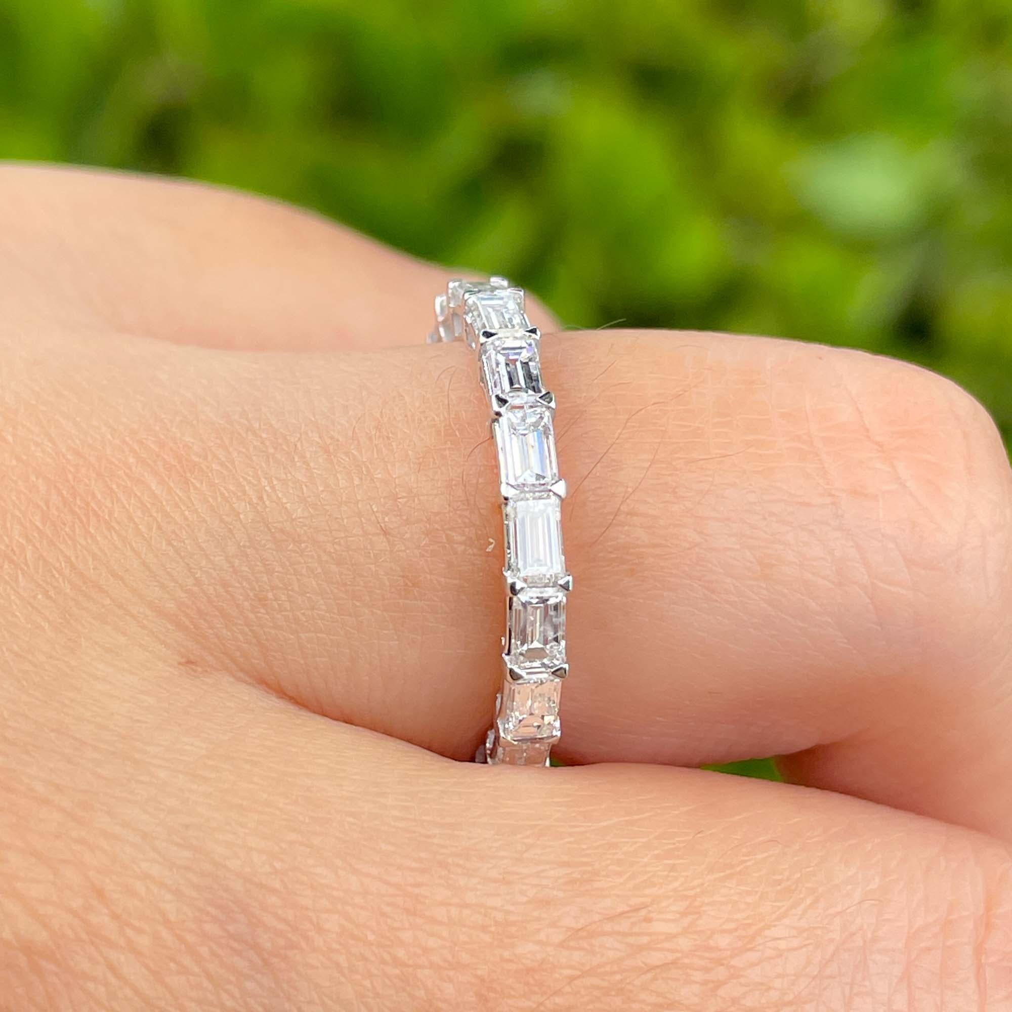 Jay Feder, anello a fascia di eternità con diamante a baguette in oro bianco 18 carati in vendita 1