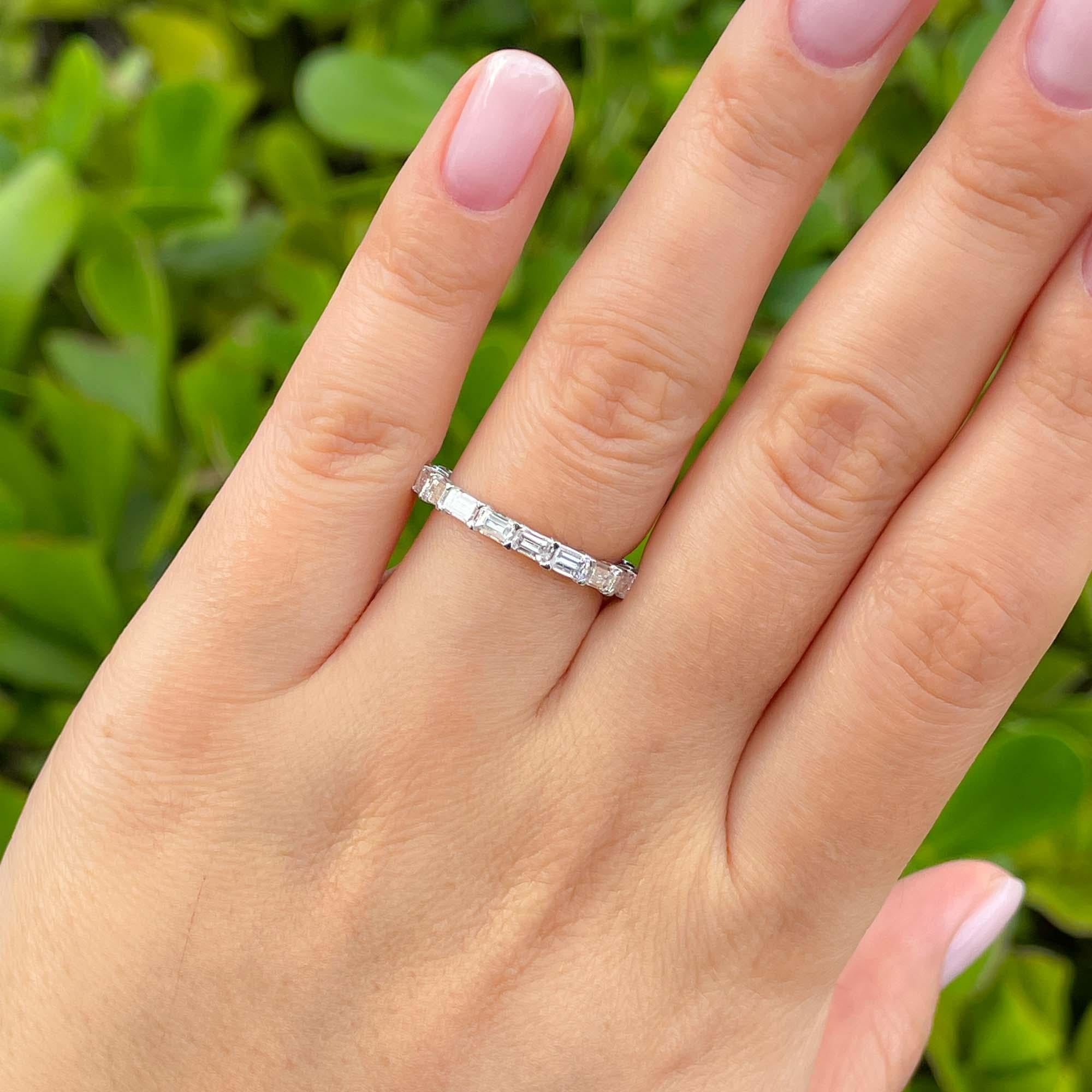 Jay Feder, anello a fascia di eternità con diamante a baguette in oro bianco 18 carati in vendita 2