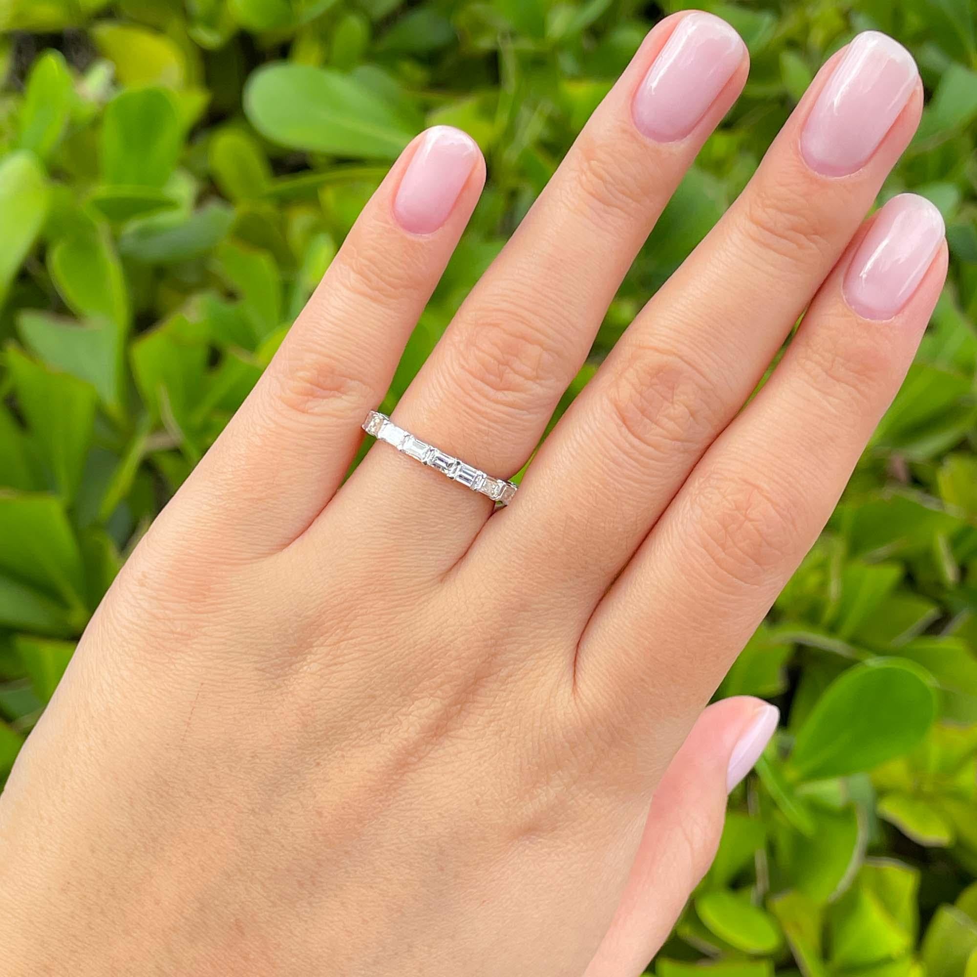 Jay Feder, anello a fascia di eternità con diamante a baguette in oro bianco 18 carati in vendita 3