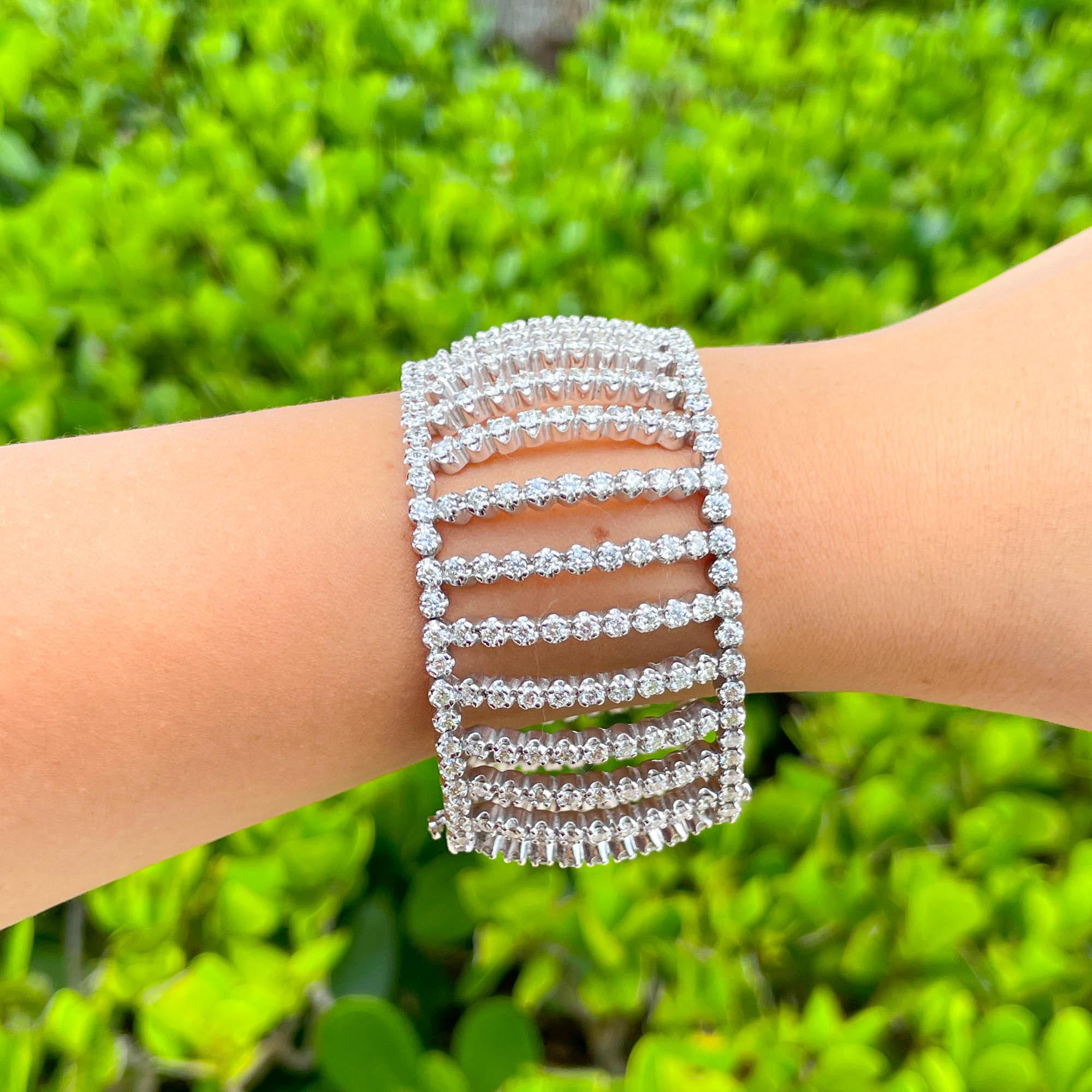Jay Feder Pulsera ancha engastada con bisel de diamantes en oro blanco de 18k en venta 1